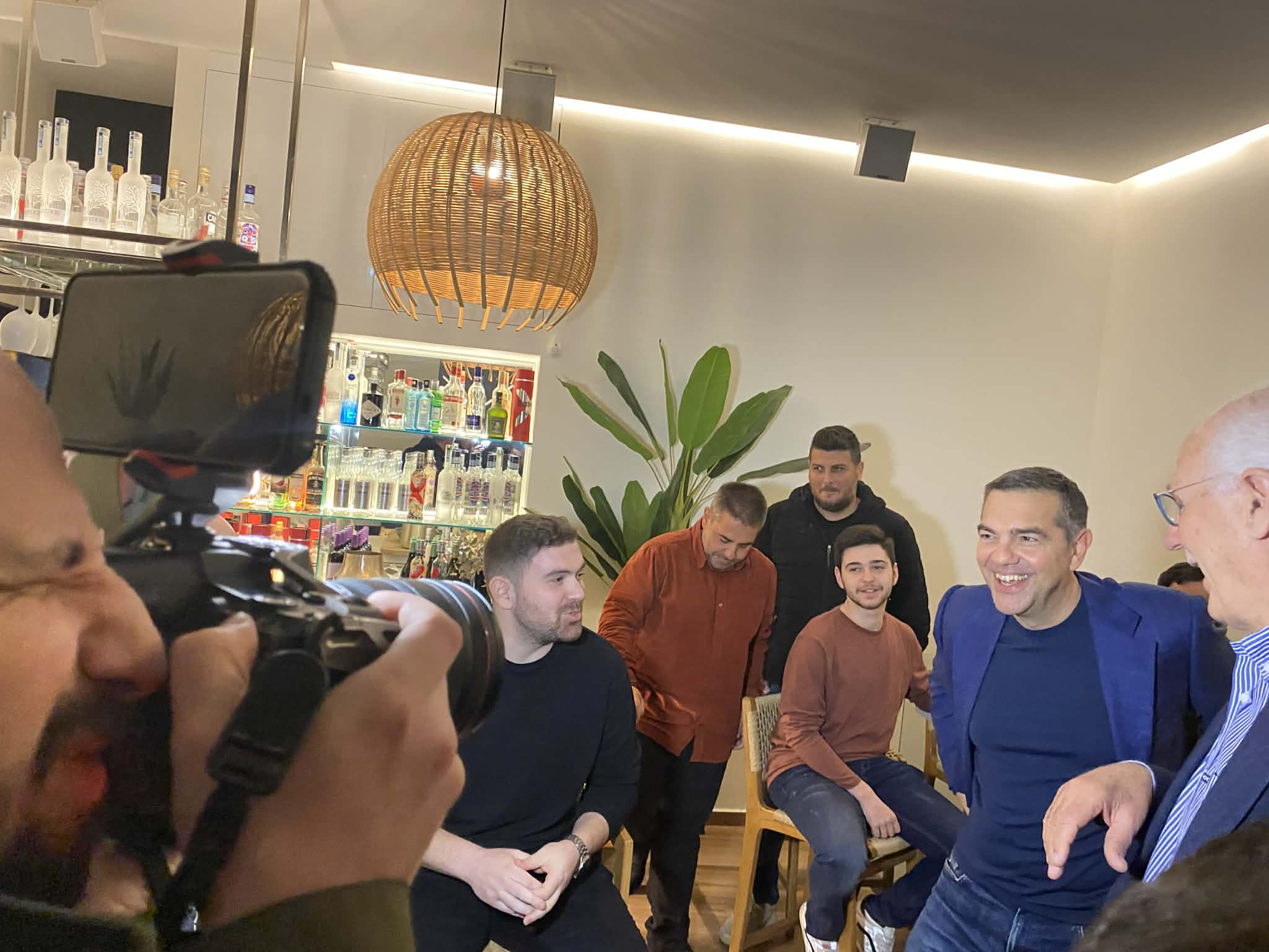 Στη Λάρισα από σήμερα το απόγευμα με βόλτα στις καφετέριες ο Αλέξης Τσίπρας