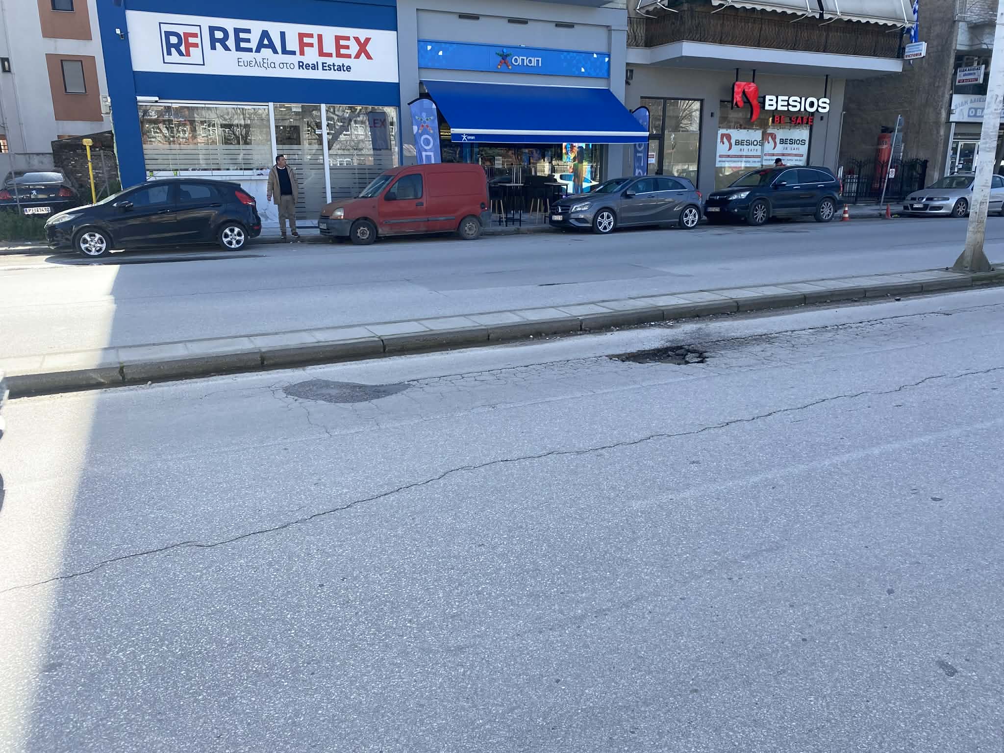 Επικίνδυνες λακούβες άνοιξαν από τις βροχές στην Ηρώων Πολυτεχνείου απέννατι από το 5ο Λύκειο (ΦΩΤΟ)