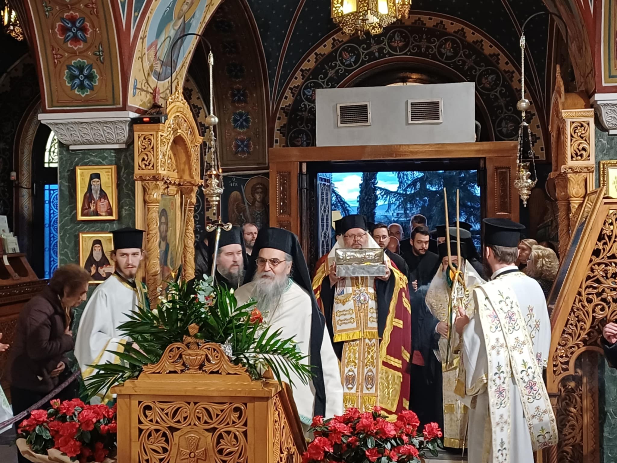 Πλήθος πιστών στην υποδοχή της Τίμιας Χείρας του Βασιλείου στον Άγιο Αχίλλιο (ΦΩΤΟ+video)