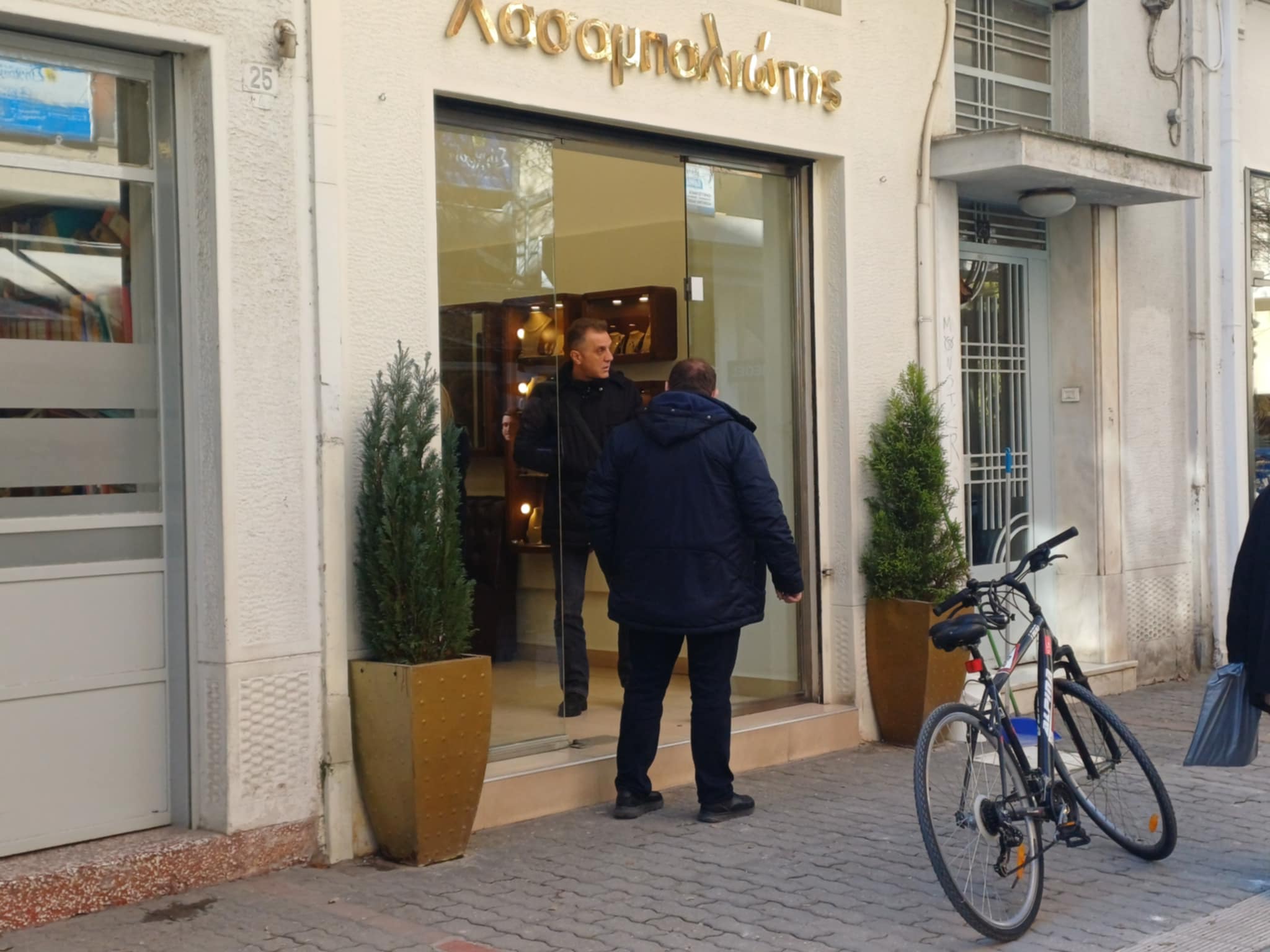 Διέρρηξαν κοσμηματοπωλείο στο κέντρο της Λάρισας- σήκωσαν τα ρολά με αυτοκίνητο και έσπασαν τη τζαμαρία (ΦΒΤΟ)