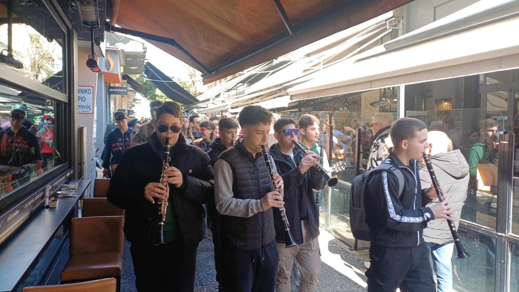 Ξεφαντώνει η Λάρισα στο κέντρο με τα μπουλούκια που ξεκίνησαν από το αρχαίο Θέατρο (ΦΩΤΟ+video)