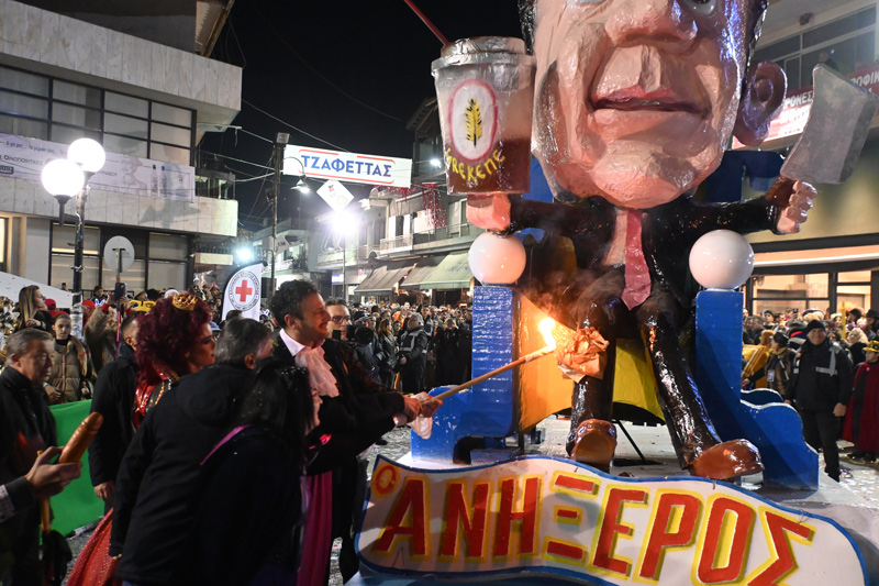 Φαντασμαγορική και ευρηματική με καυστικό χιούμορ η μεγαλη καρναβαλική παρέλαση στον Τύρβναβο (ΦΩΤΟ)