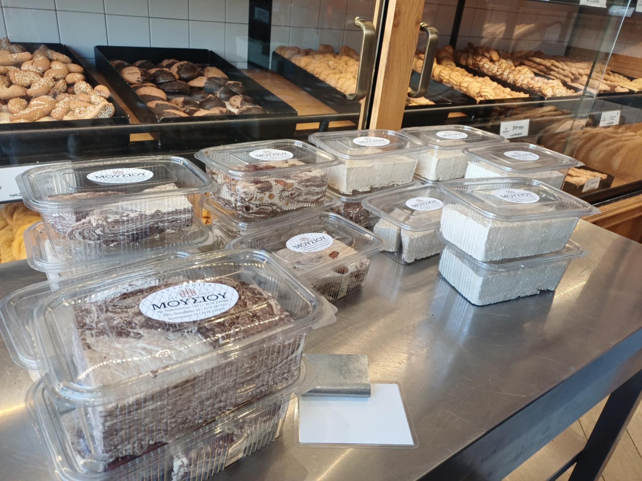 Ουρές οι Λαρισαίοι στα αρτοποιεία για την προμήθεια λαγάνας (ΦΩΤΟ)