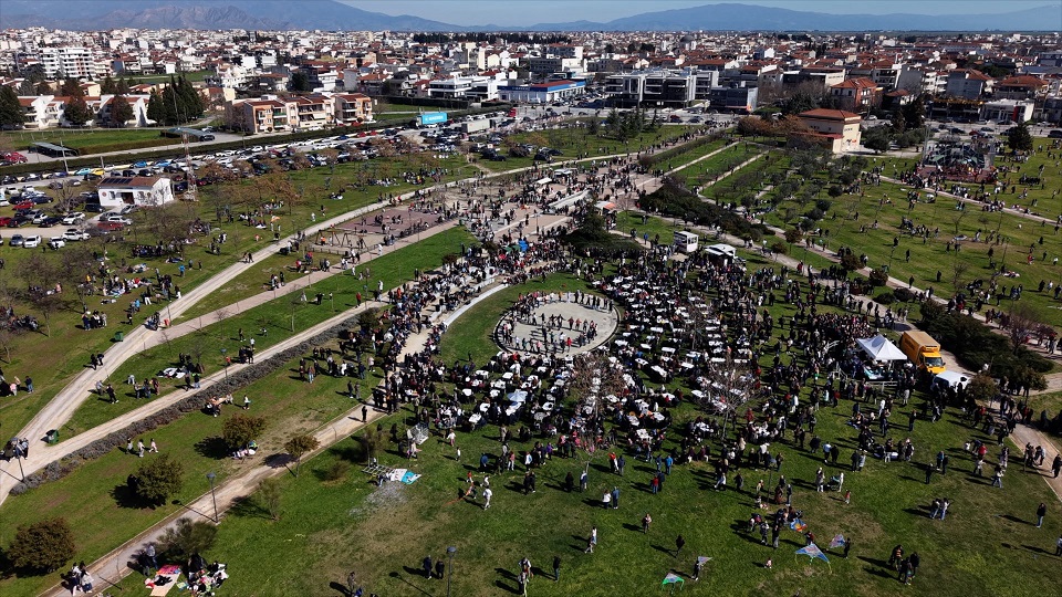 Χιλιάδες Λαρισαίοι στο Πάρκο των Χρωμάτων για τα Κούλουμα (ΦΩΤΟ+video)
