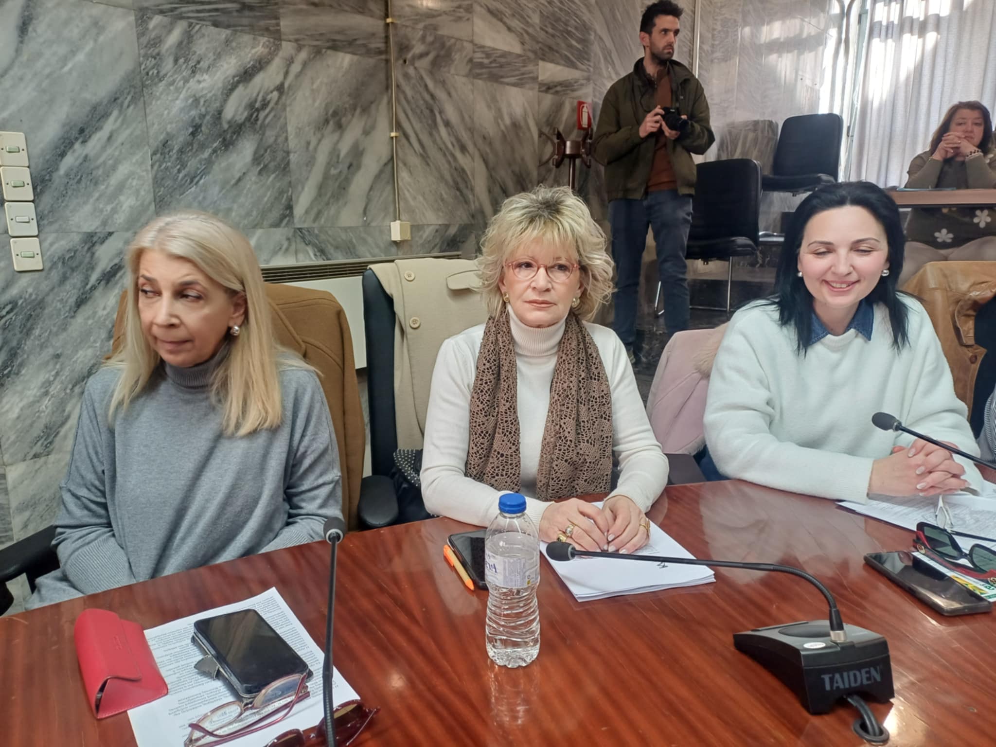 Οι κα΄μρες στα σολεία όξυναν την αντιπαράθεση στο δημοτικό συμβούλιο Λάρισας (ΦΩΤΟ+video)