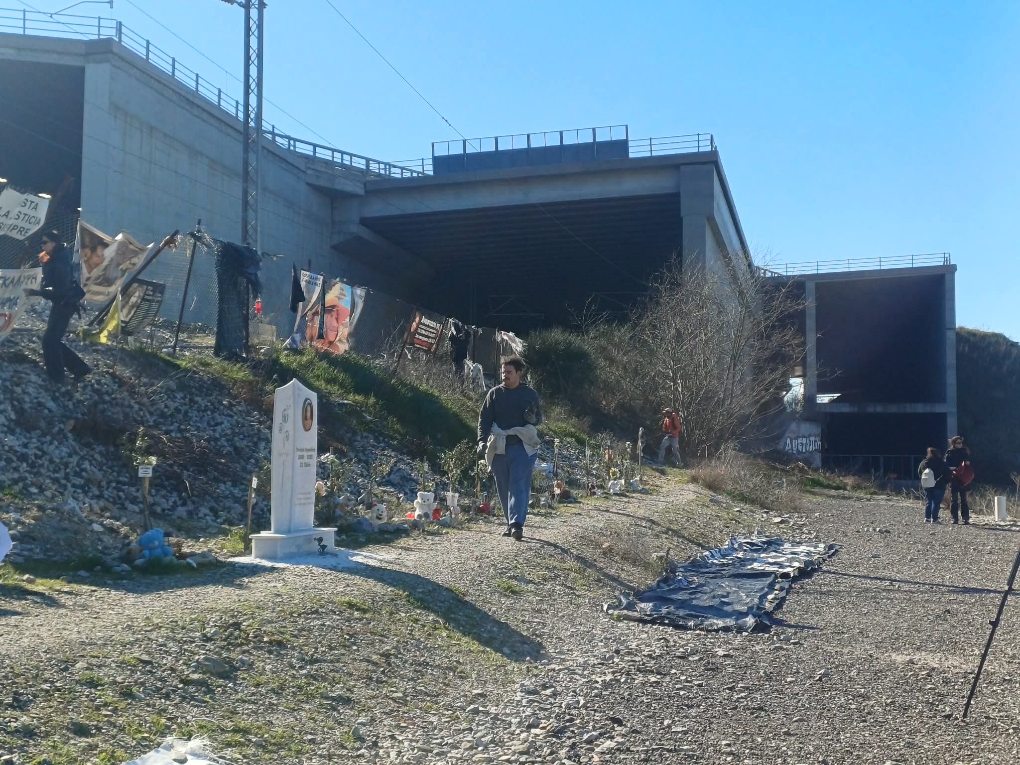 Συγκίνηση: 29 νέοι τςη Ευρώπης μέσω Κατερίνηςστο μηνμείο των Τεμπών για να καλωπίσουν τις 57 ελιές