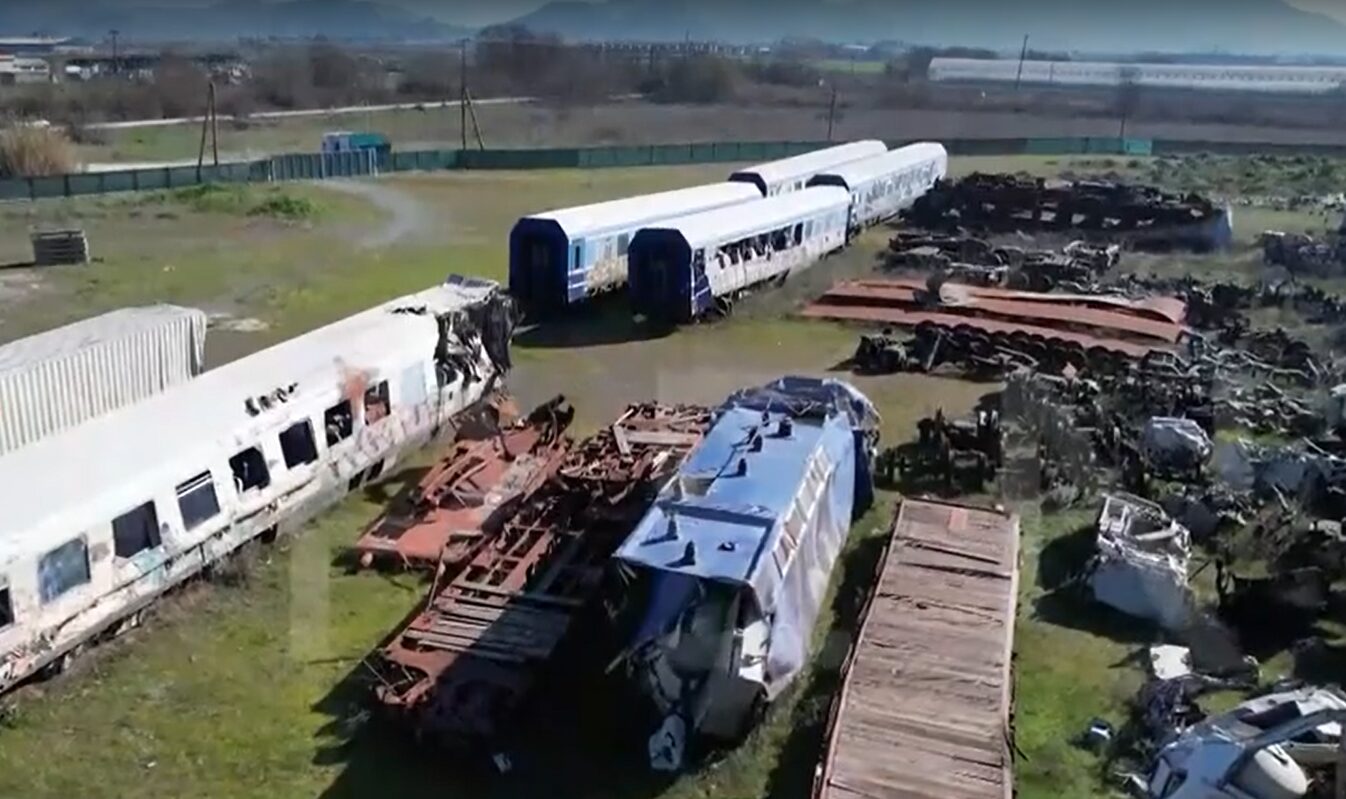 Τρία χρόνια από τα Τέμπη: Στο Κουλούρι ο χρόνος έχει σταματήσει στις 28 Φλεβάρη του 2023 – Το «νεκροταφείο» των βαγονιών