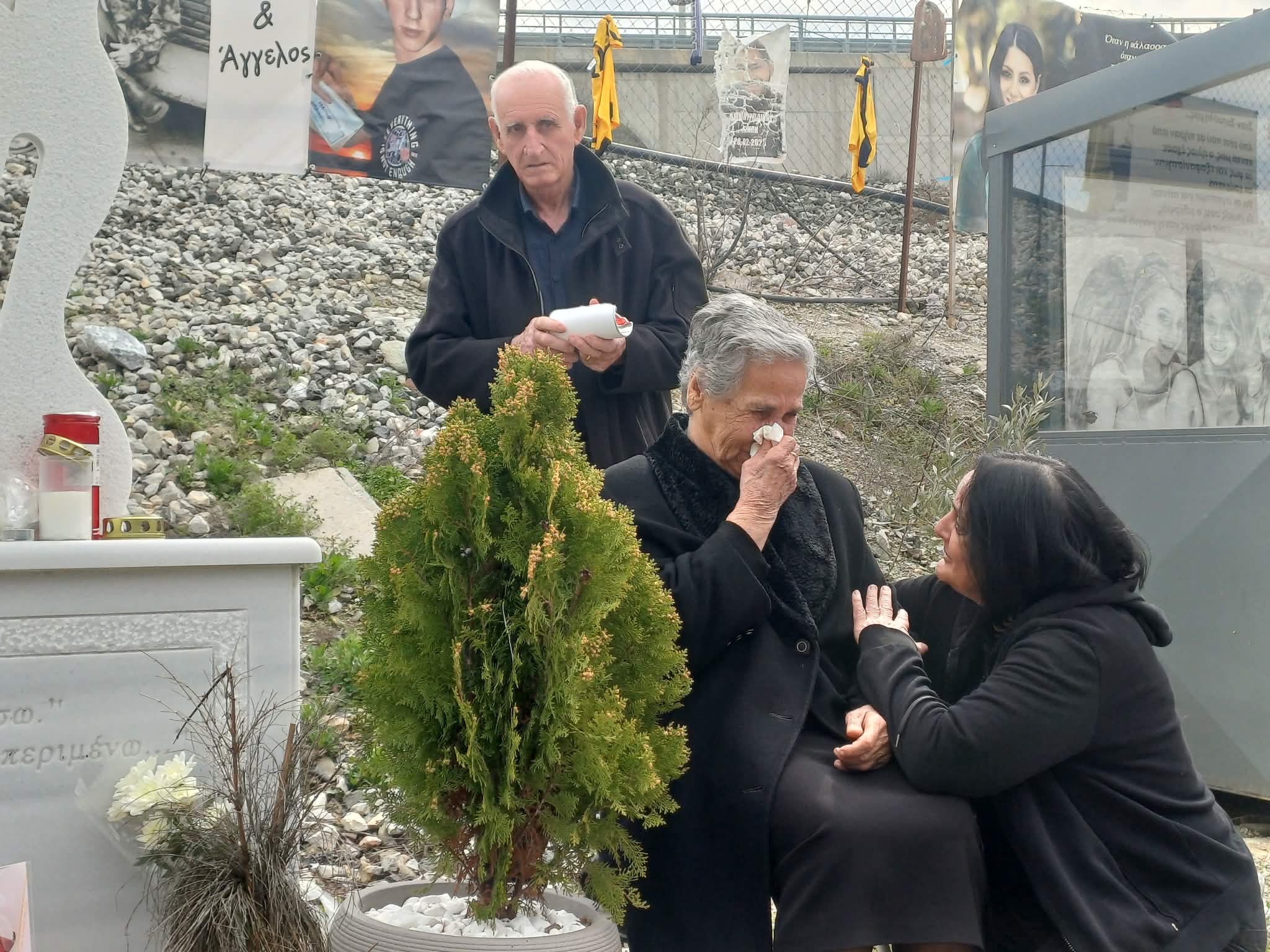 Συγκίνηση στο τρισάγιο για τη συμπλήρωση τριών χρόνων στον τόπο της τραγωδίας (ΦΩΤΟ+video)