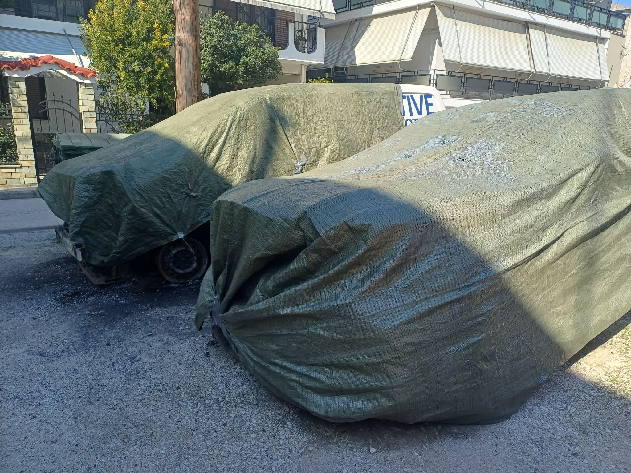 Εμπρηστική επίθεση σε βάρος Λαρισαίας επιχειρηματία - Από τη σπασμένη τζαμαρία… στο καμένο αυτοκίνητο (ΦΩΤΟ)