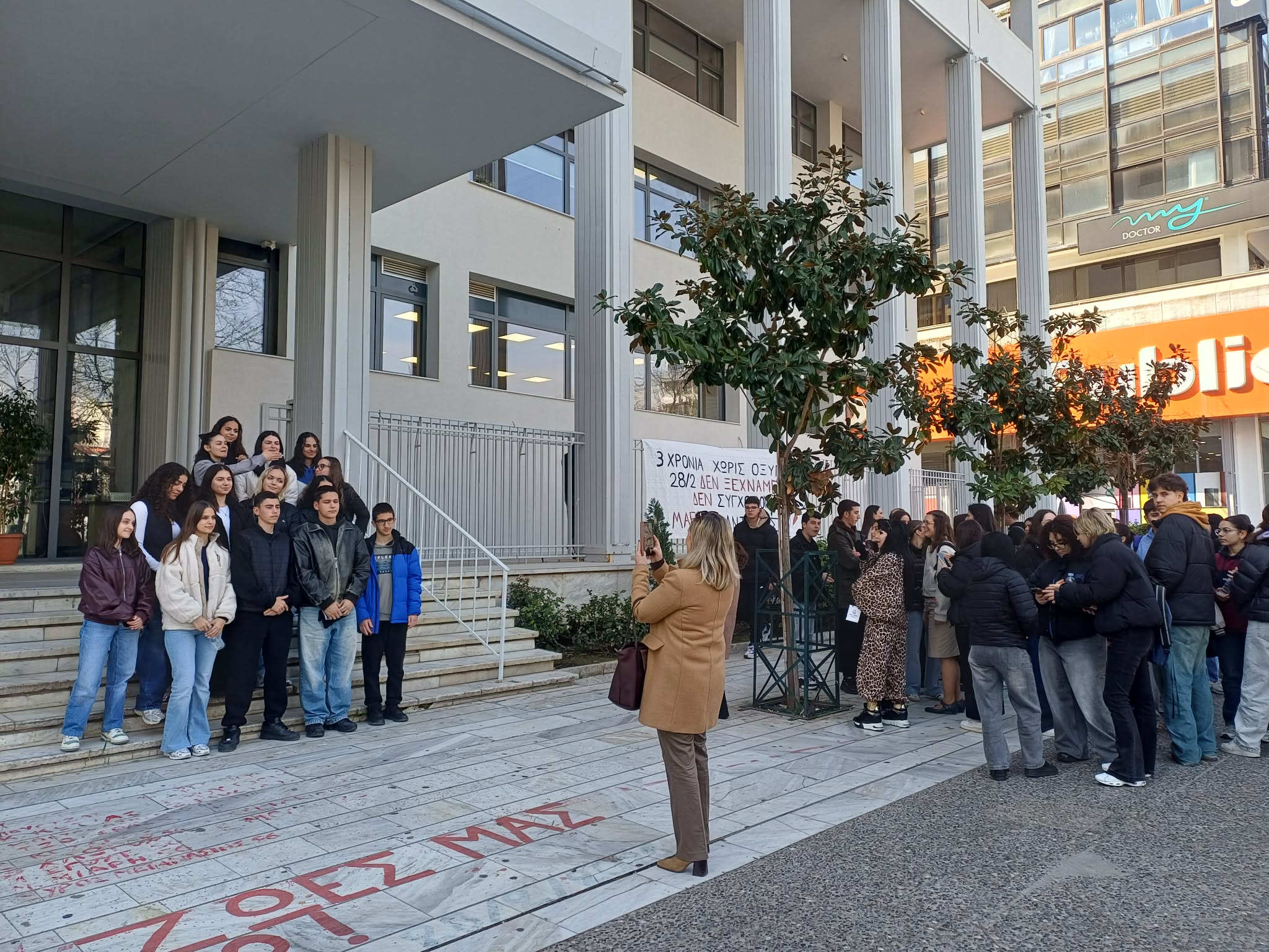Γέμισαν μαθητές Λυκείου τα δικαστήρια Λάρισας για τη βιωματική δράση της εικονικής δίκης (ΦΩΤΟ)