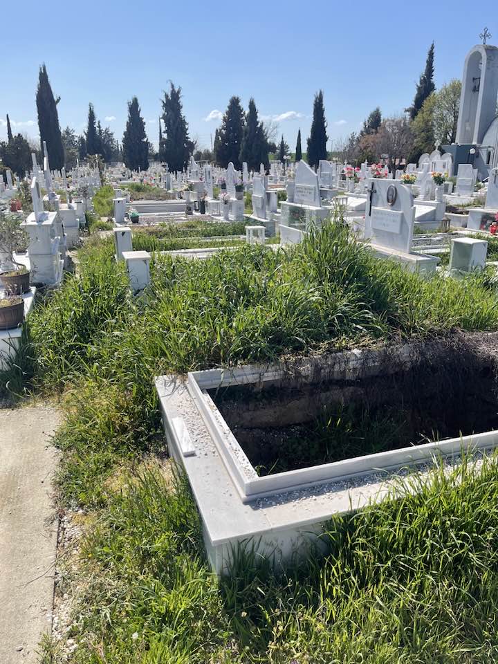 Απαράδεκτη η εικόνα στο Νέο Κοιμητήριο Λάρισας- τα χόρτα έζωσαν τους τάφους (ΦΩΤΟ)