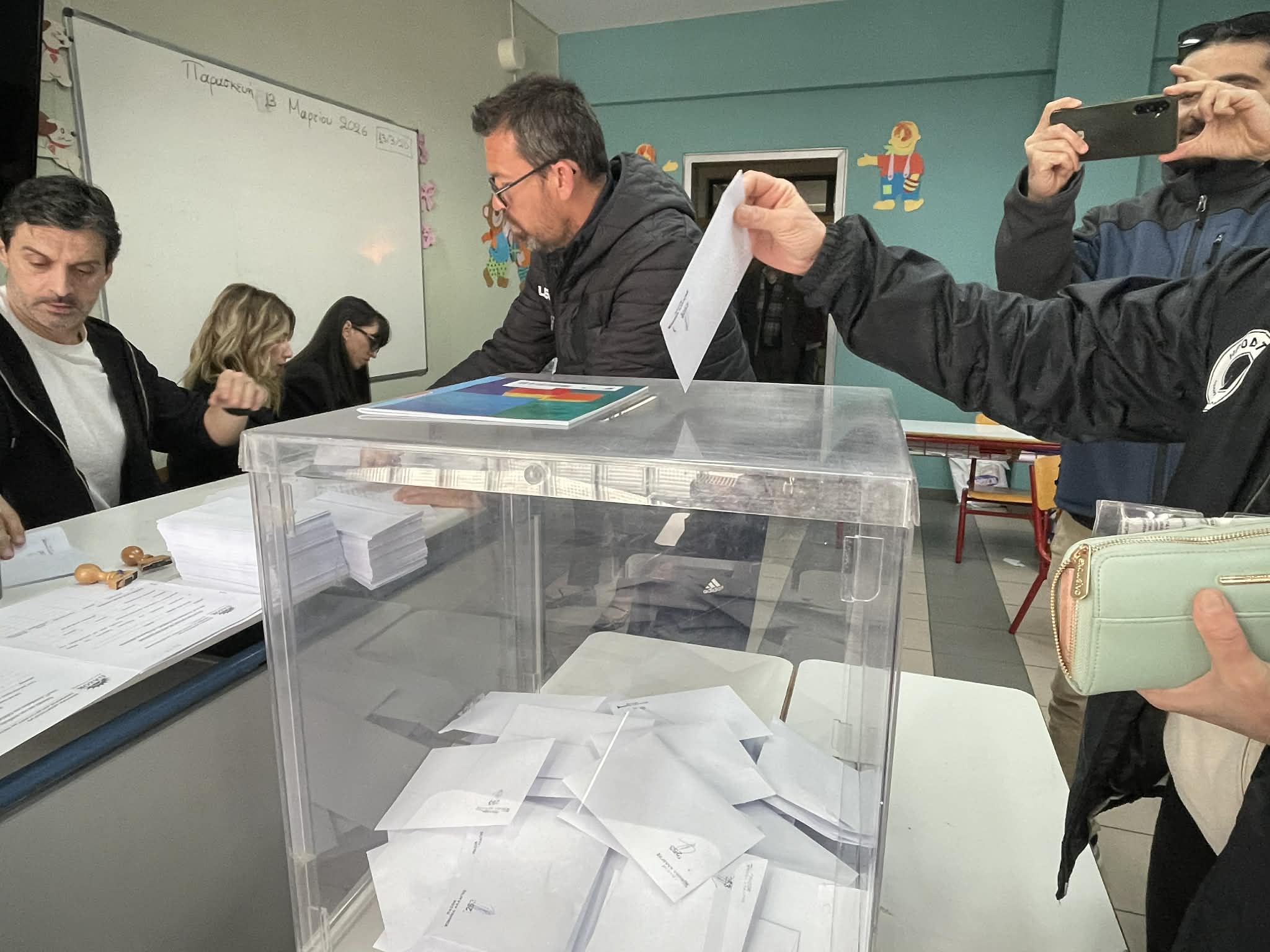 Σήμερα το ΠΑΣΟΚ ψηφίζει: εσωκομματικές κάλπες για τους 4.000 συνέδρους-αθρόα προσέλευση στη Λάρισα (ΦΩΤΟ)