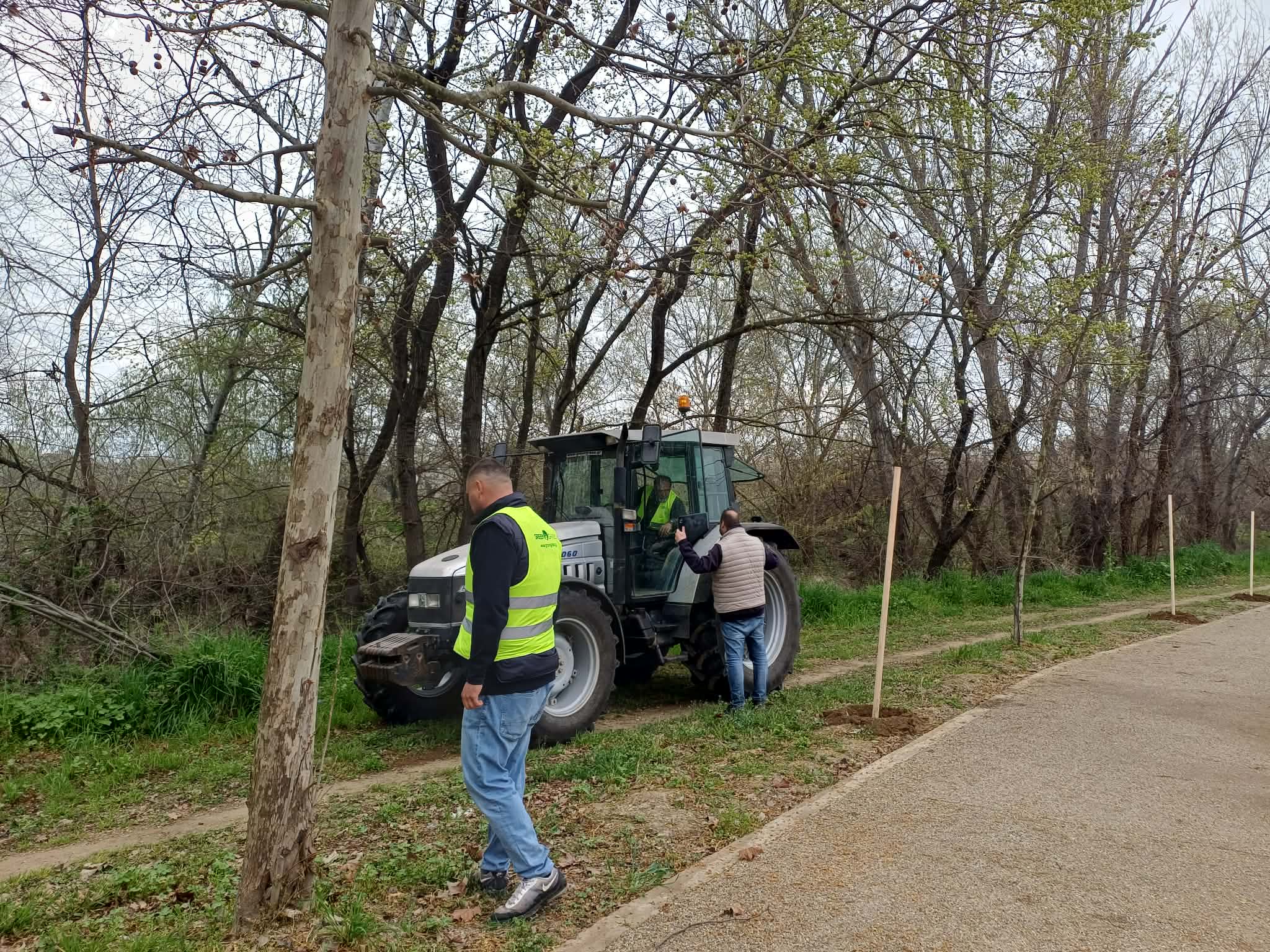 Ο Δήμος Λαρισαίων φυτεύει 700 δέντρα στην κοίτη του Πηνειού (ΦΩΤΟ)
