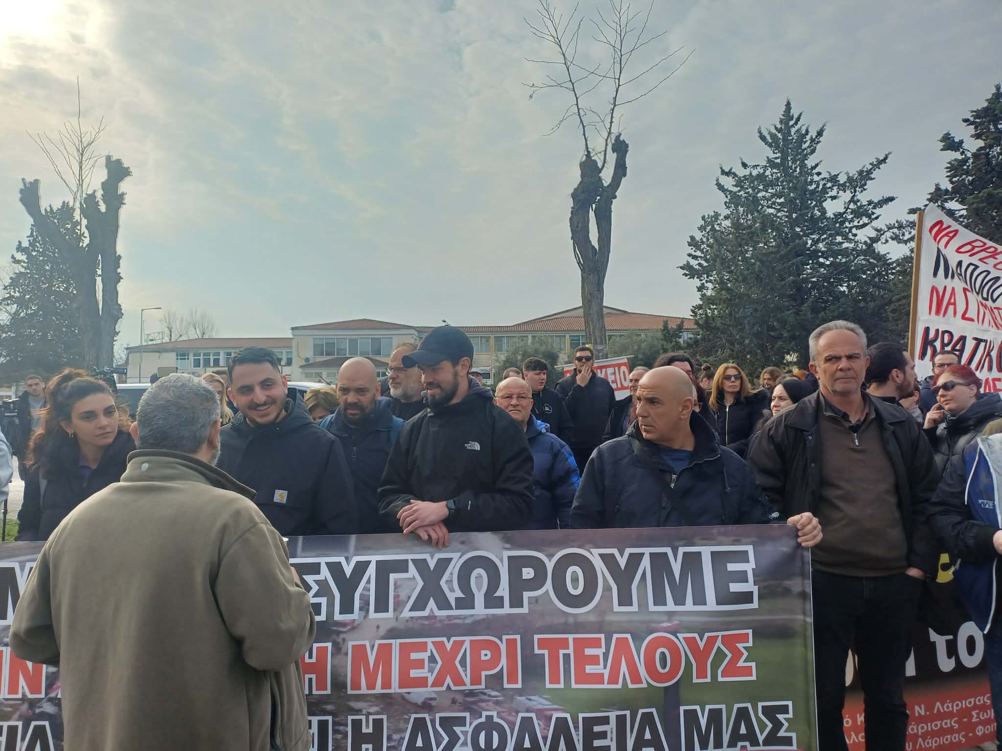 Εκατοντάδες πολίτες φορείς και συλλογικότητες έξω από το Γεώπολις για τη δίκη των Τεμπών (ΦΩΤΟ+video)