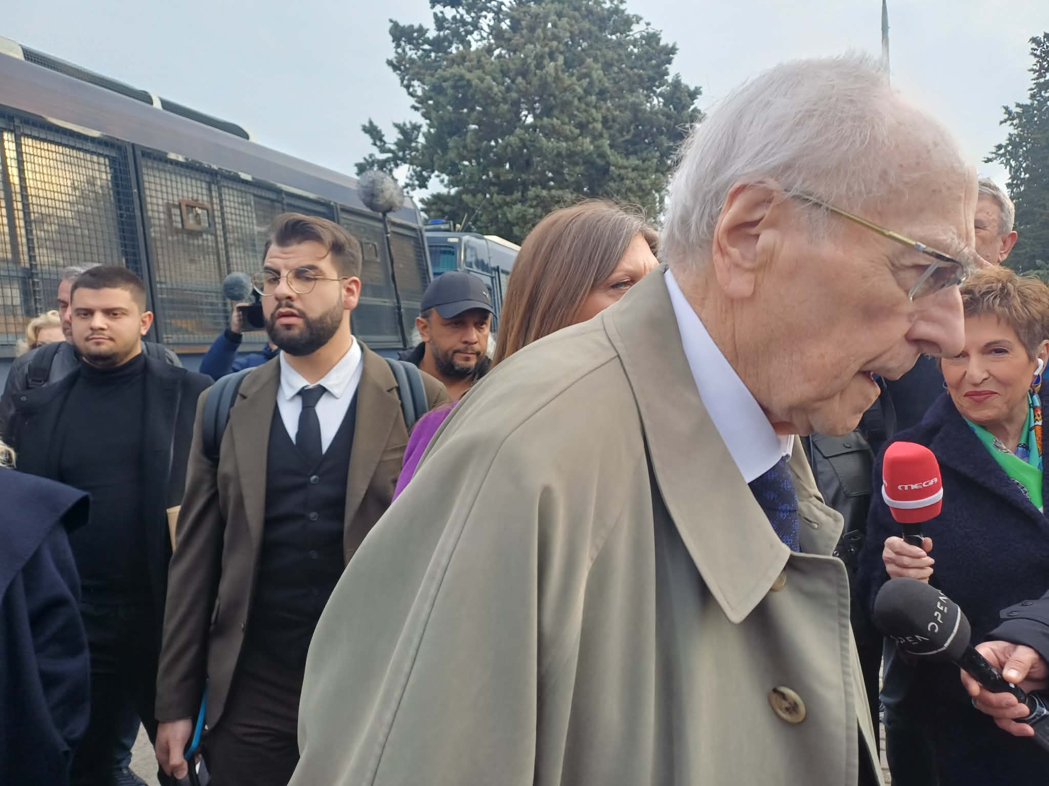 Συνεχείς διακοπές στη δίκη για τα Τέμπη, συνεχίζονται οι φωνές και οι αντιδράσεις συγγενών για την αίθουσα (ΦΩΤΟ+video)