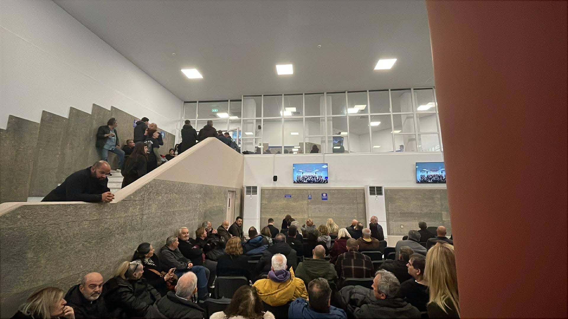 Διεκόπη για 1η Απριλίου η δίκη για τα Τέμπη -Ένταση, αιτήματα για αλλαγή αίθουσας, «αίσχος, ντροπή» φώναζαν συγγενείς (ΦΩΤΟ)