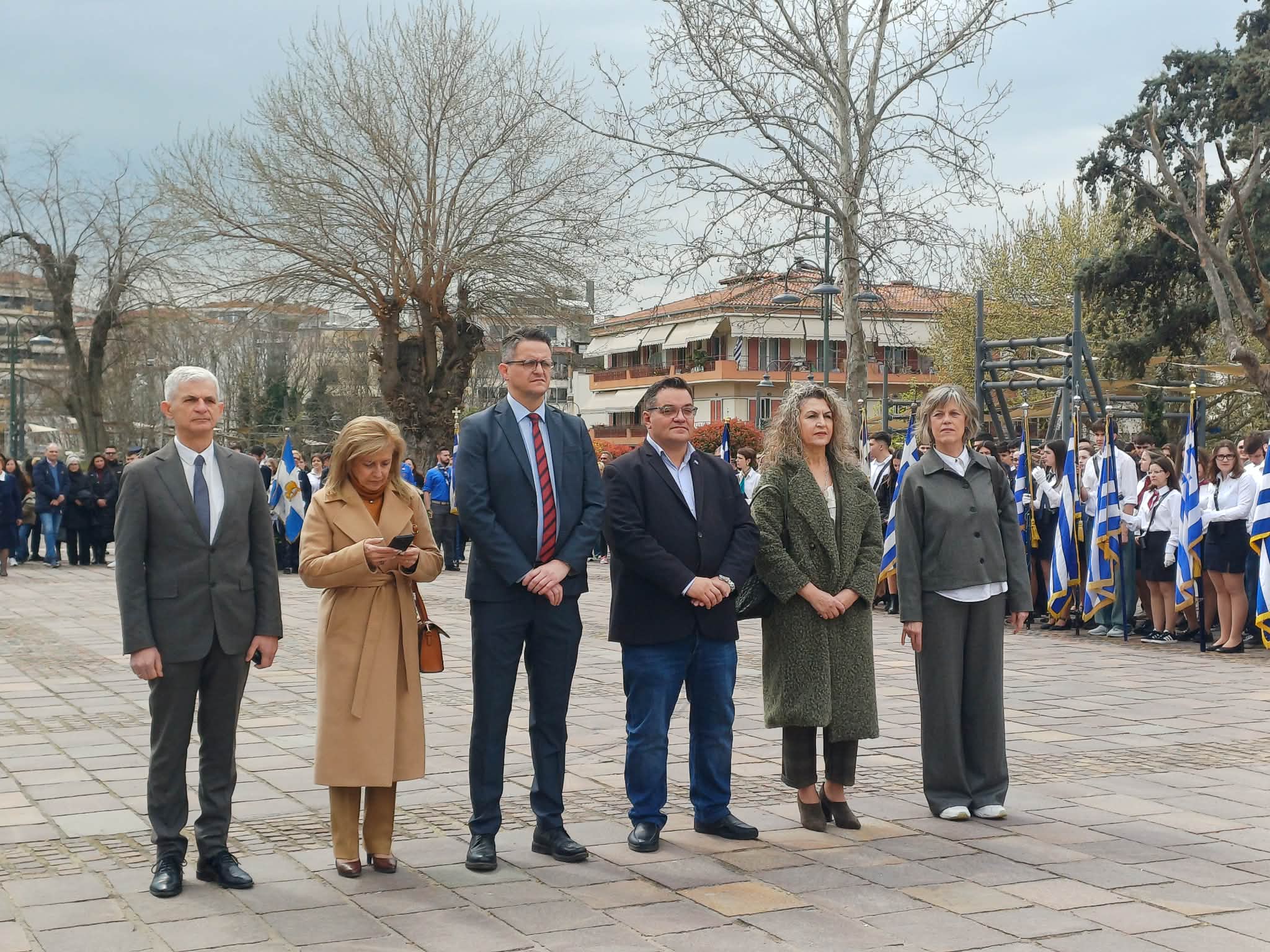 25η Μαρτίου: Κατέθεσαν στεφάνια στο Ηρώο των Πεσόντων οι μαθητές της Λάρισας (ΦΩΤΟ +video))