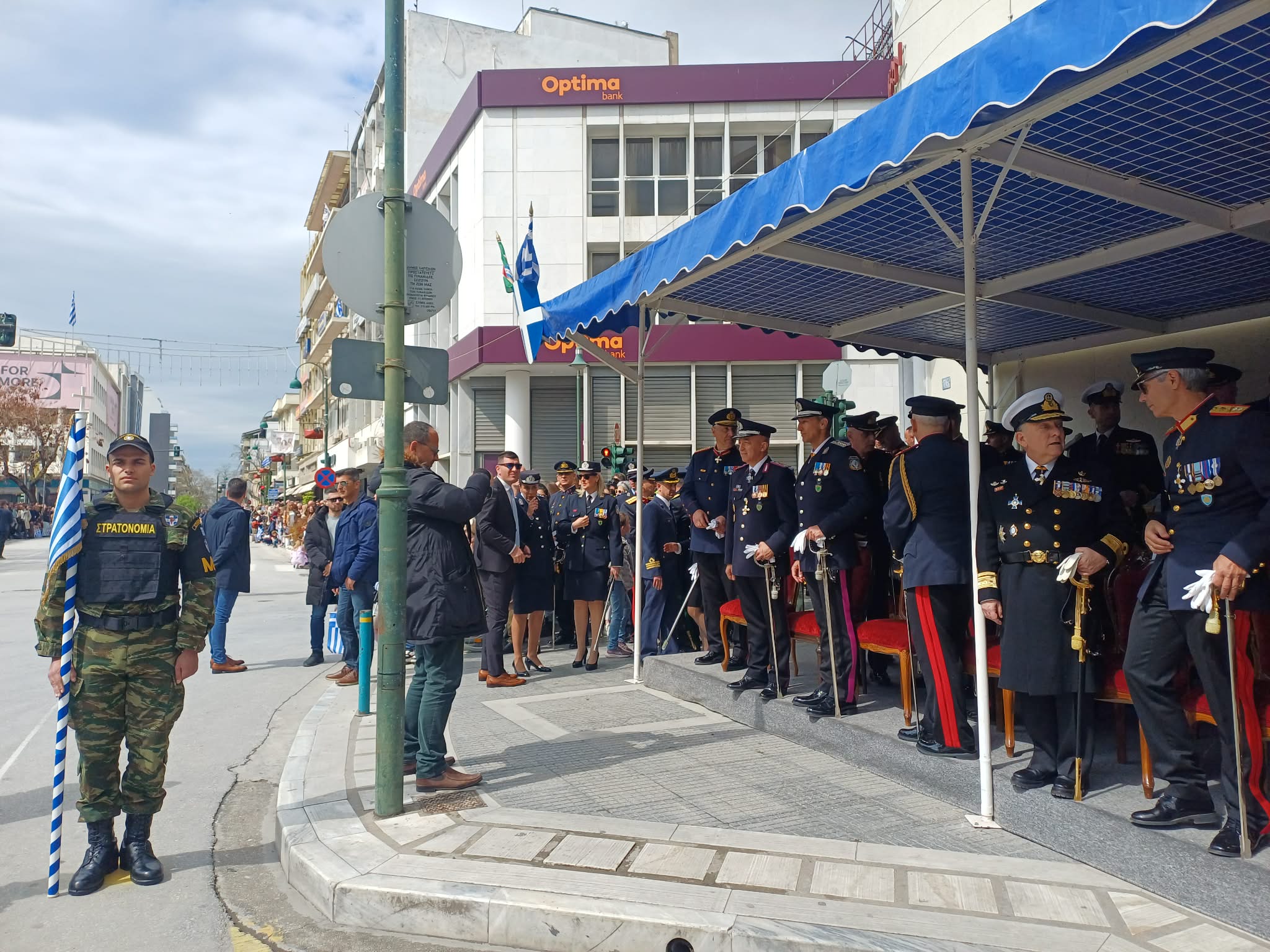Όλα έτοιμα για την παρέλαση στη Λάρισα- κατάθεση στεφάνων στο λόφο του Φρουρίου (ΦΩΤΟ+video)