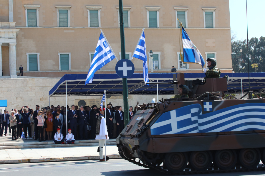 Μεγαλειώδης η στρατιωτική παρέλαση στην Αθήνα για την 25η Μαρτίου: Εντυπωσίασαν άρματα, πεζοναύτες και τα μαχητικά