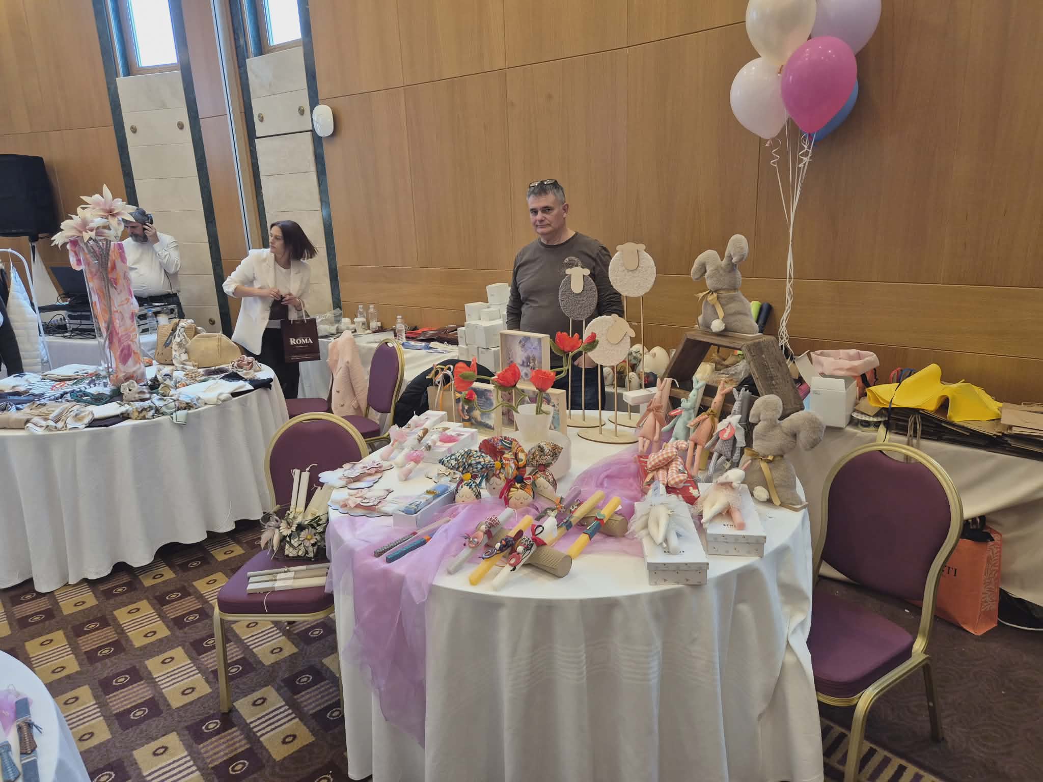 Πλήθος κόσμου στο Πασχαλινό Bazaar της Ελληνικής Αντικαρκινικής στη Λάρισα (ΦΩΤΟ)