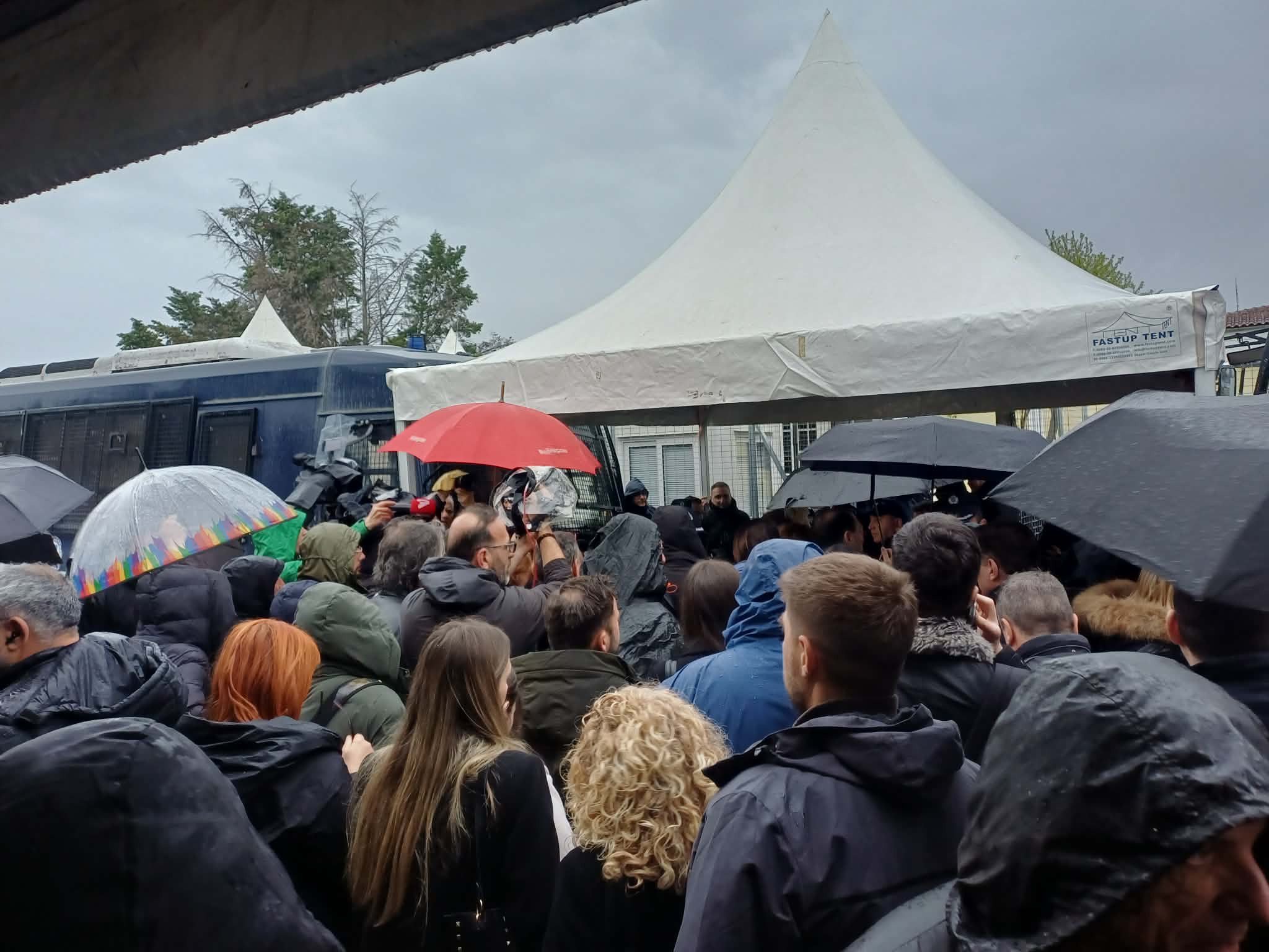 Ένταση από το πρωί στη δίκη Τεμπών- αστυνομικός έλεγχος για τους συγγενείς κάτω από βροχή (ΦΩΤΟ+video)