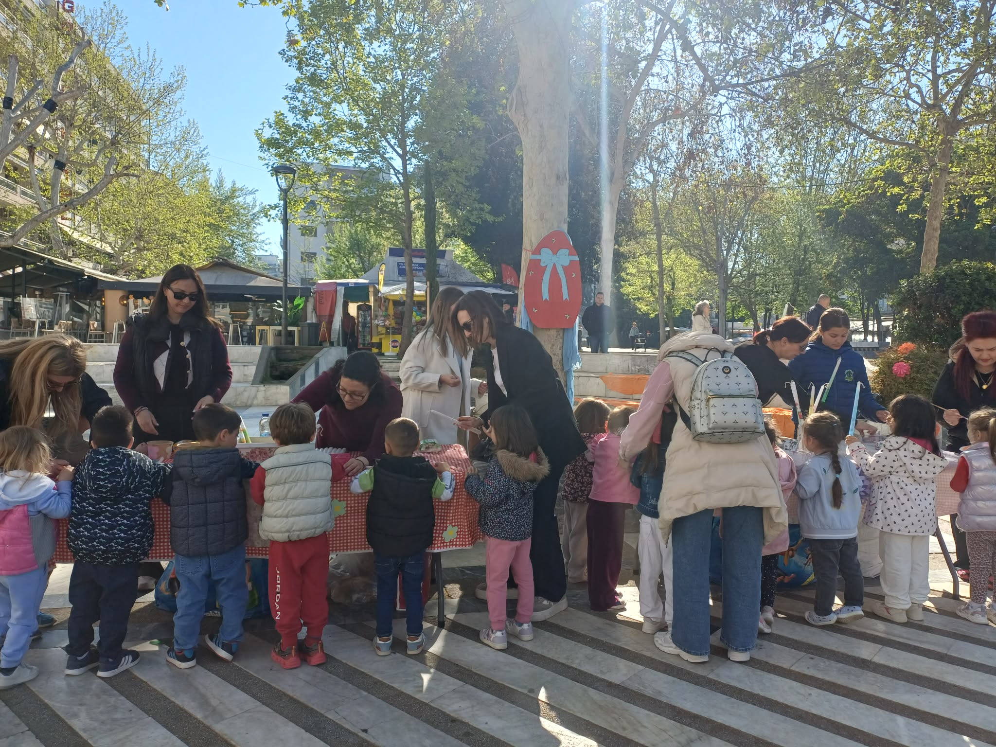 Πολύχρωμο Πασχαλινό εργαστήρι για τα παιδιά έστησε στην Ταχυδρομείου ο Δήμος Λαρισαίων (ΦΩΤΟ)