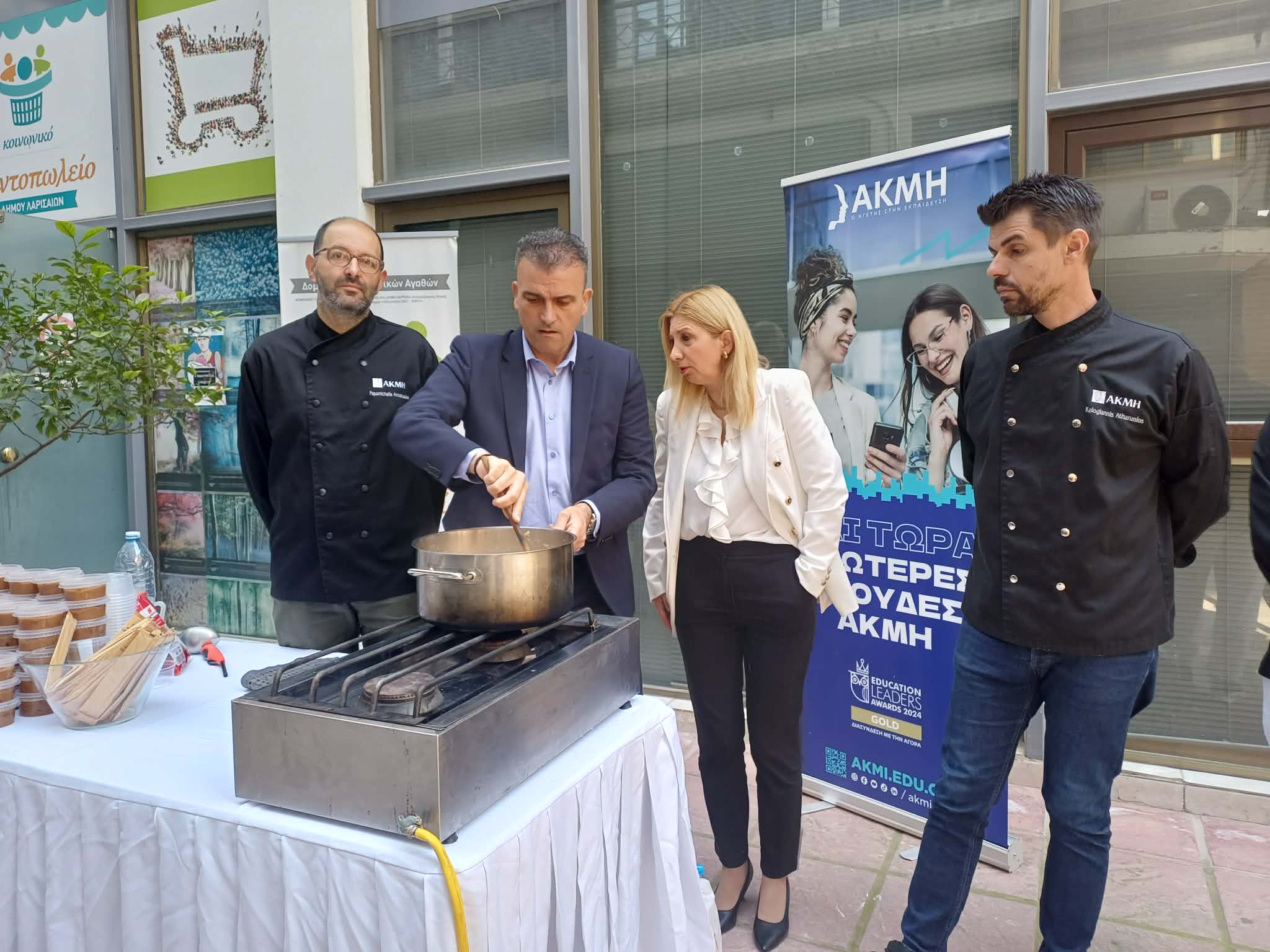 Πασχαλινά δέματα αγάπης από το Κοινωνικό Παντοπωλείο του Δήμου Λαρισαίων (ΦΩΤΟ)