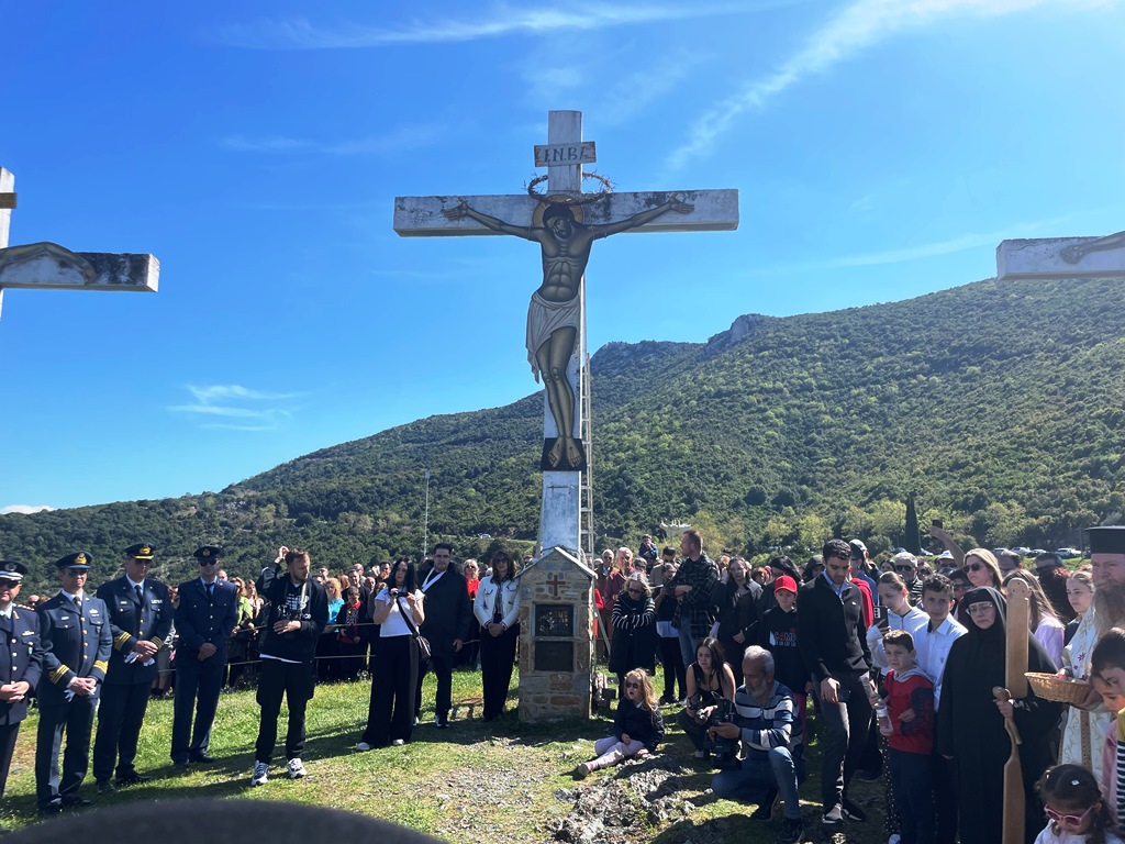 Πλήθος πιστών στην Ακολουθία της Αποκαθήλωσης στον λόφο Γολγοθά της Κάτω Ξενιάς στον Αλμυρό