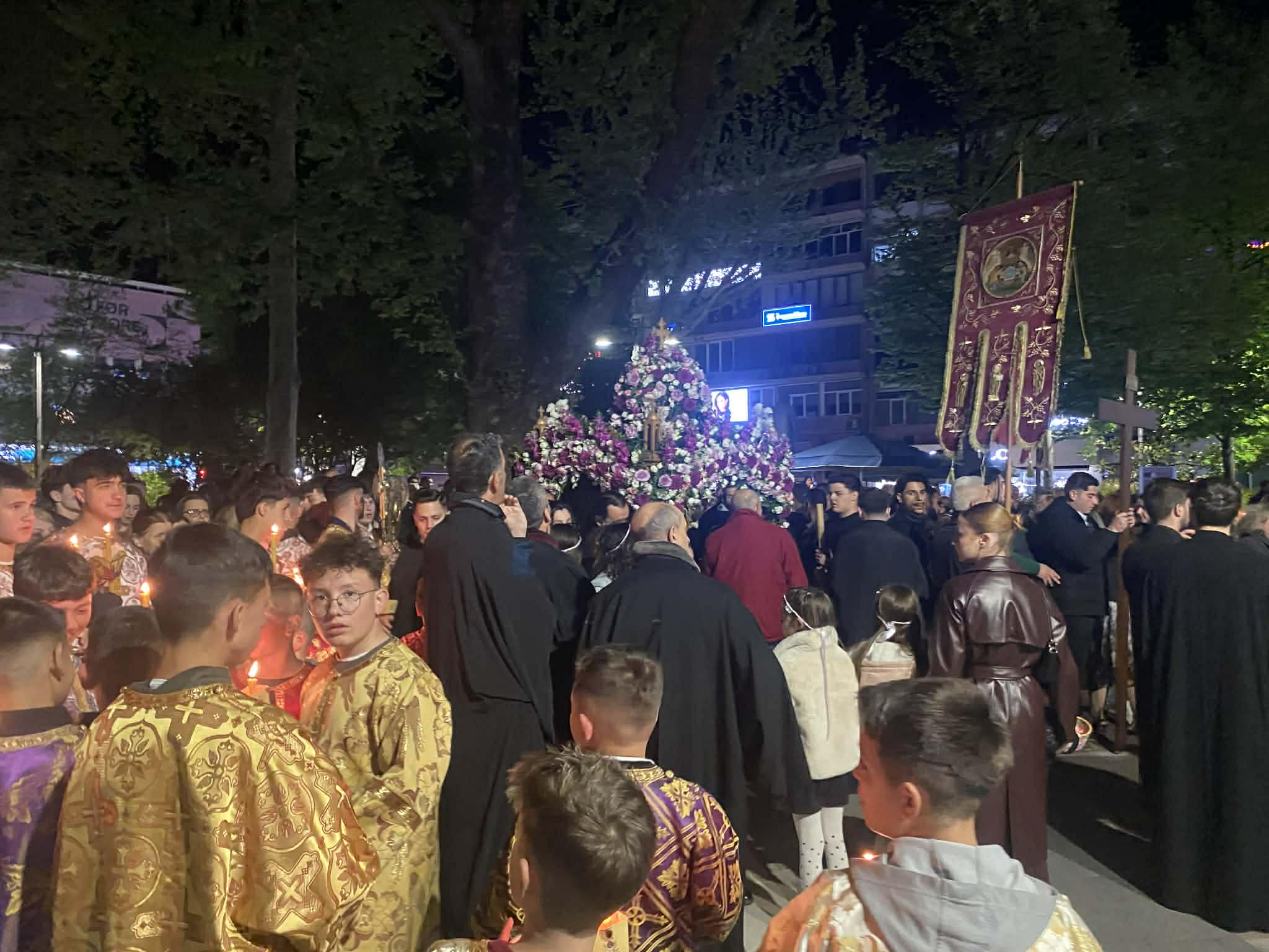 «Ω γλυκύ μου έαρ»- κατάνυξη από χιλιάδες πιστούς στη συγκέντρωση των επιταφίων στην κεντρική πλατεία Λάρισας (ΦΩΤΟ)