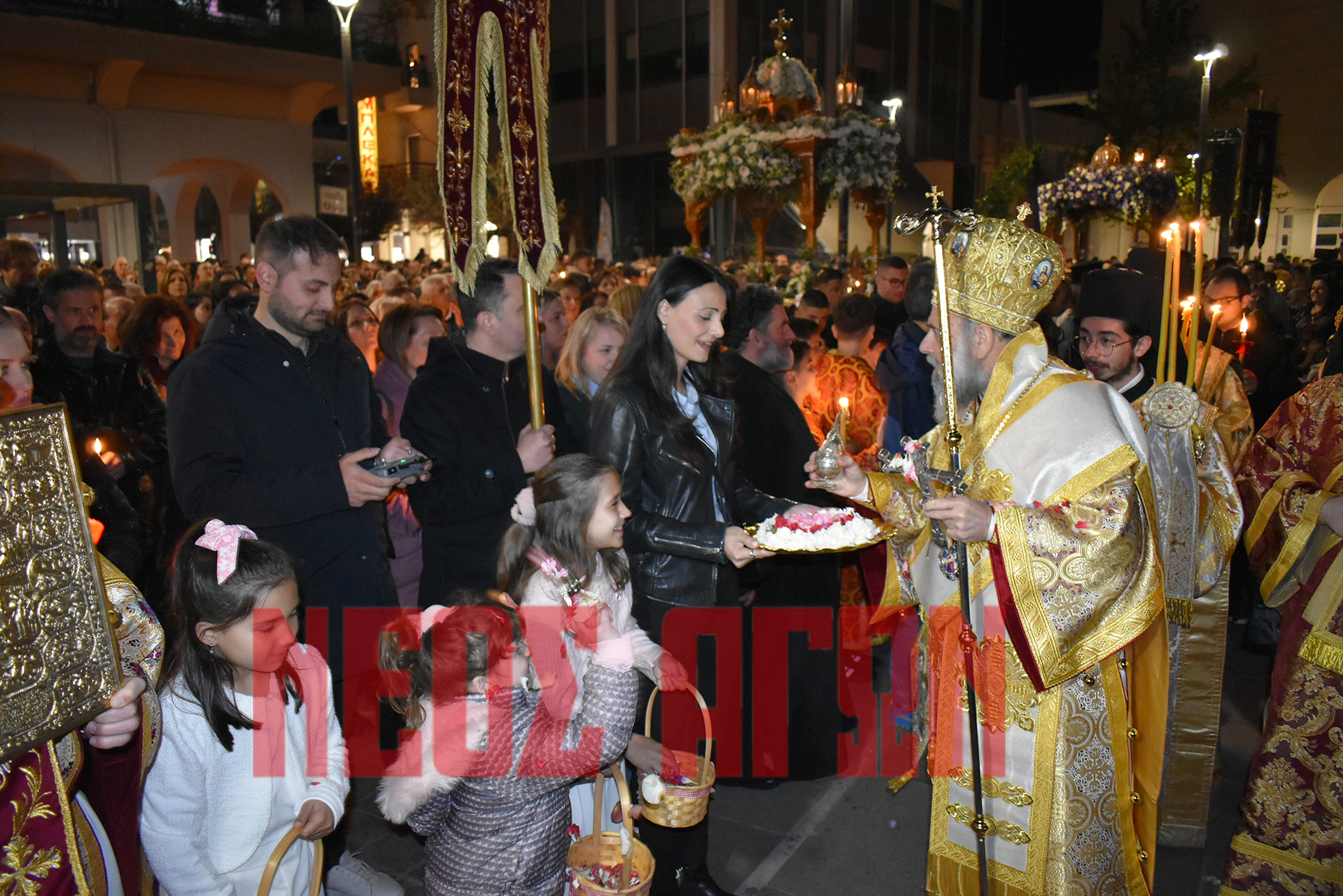 Με κατάνυξη και θρησκευτική ευλάβεια η περιφορά των Επιταφίων στην Καρδίτσα (ΦΩΤΟ - ΒΙΝΤΕΟ)