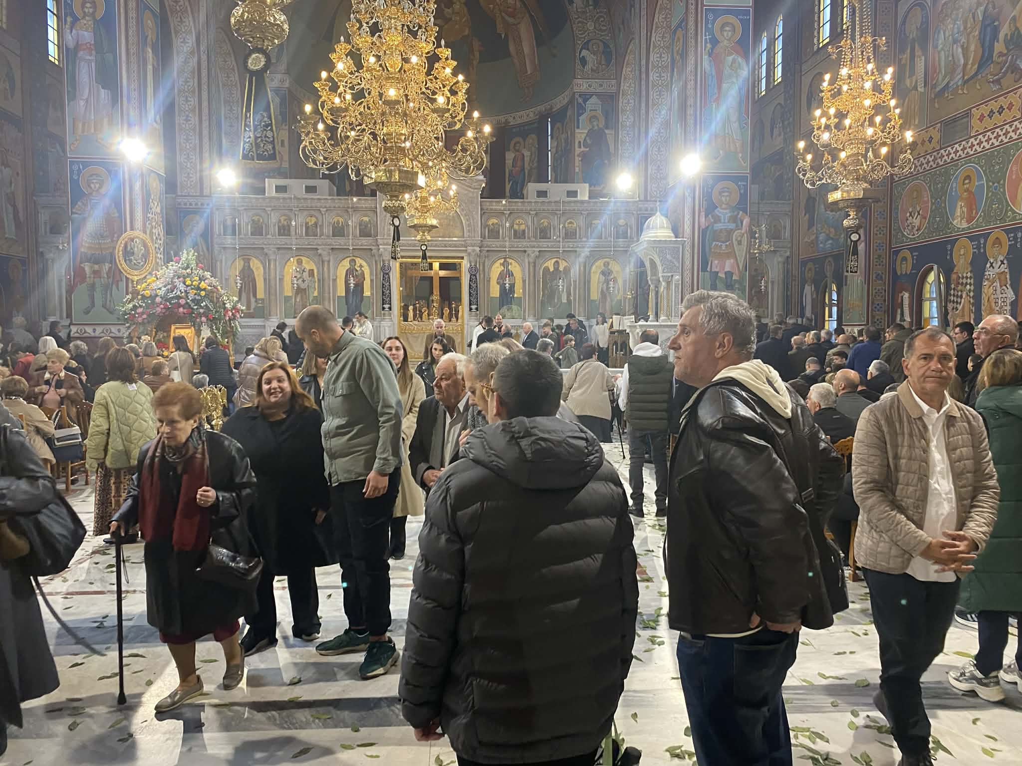 Κοσμοσυρροή στον Αγιο Αχίλλιο για την πρώτη Ανάσταση (εικόνες)