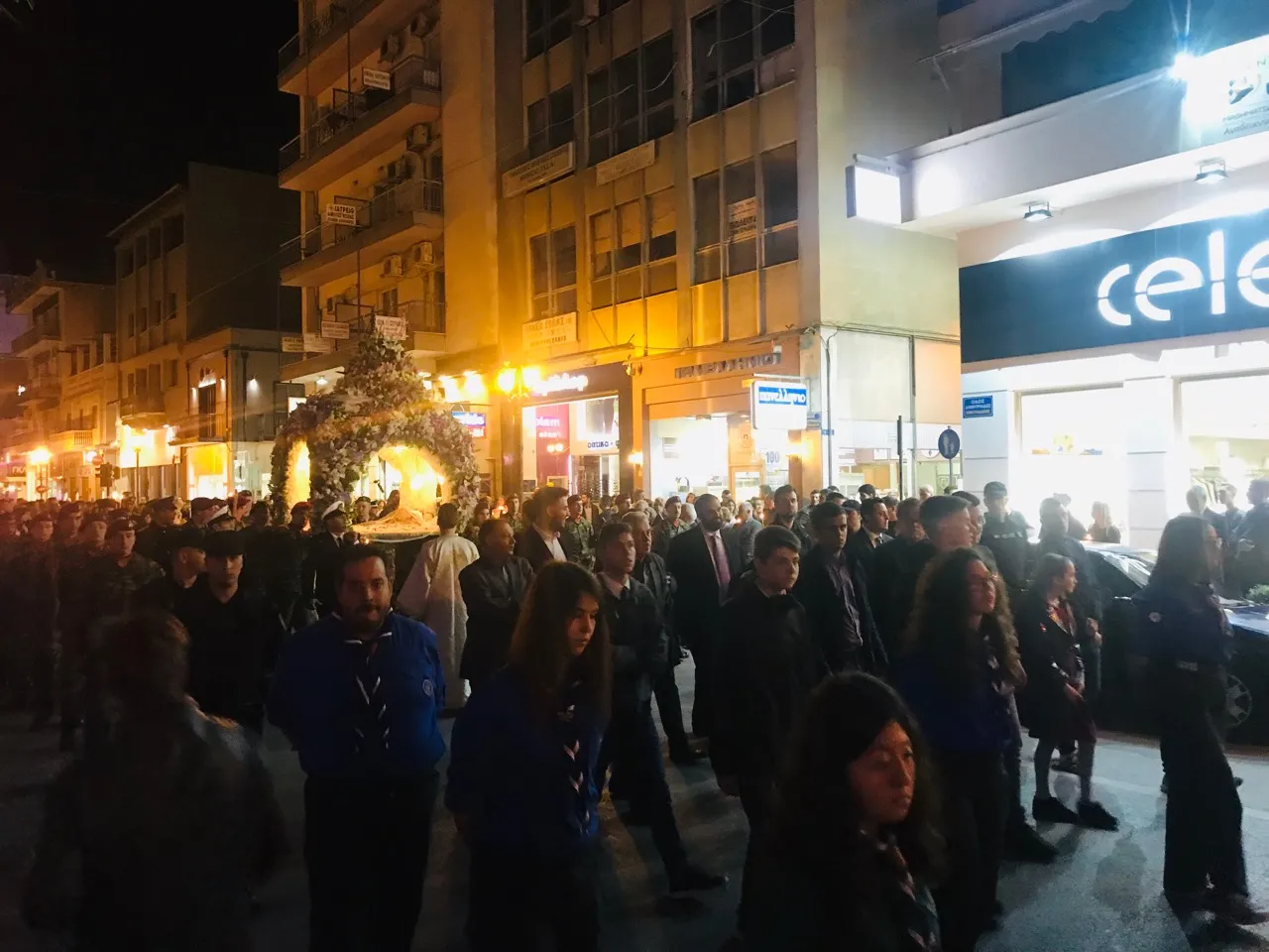 Μυσταγωγία και κατάνυξη στη συνάντηση των Επιταφίων στην παραλία του Βόλου (video)