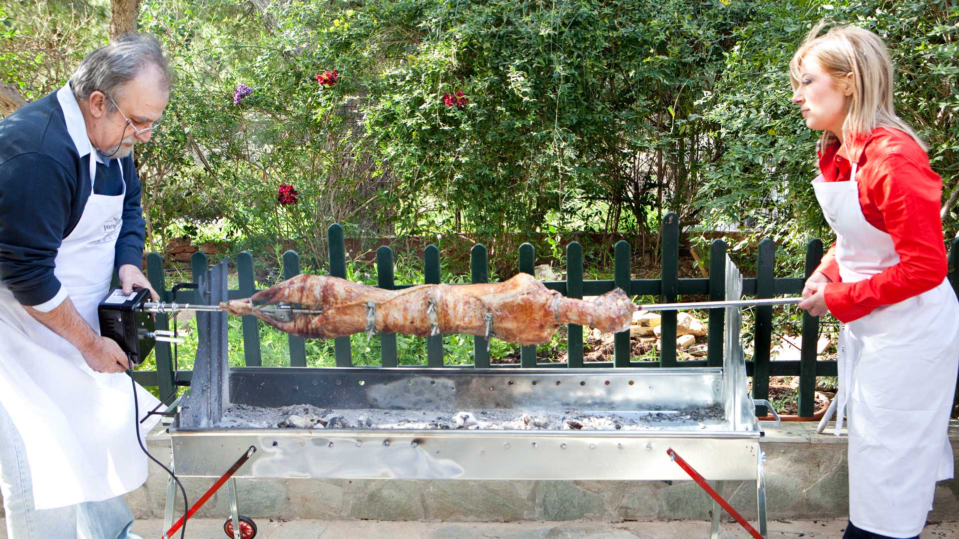 Στις γειτονιές της Λάρισας όλοι μια παρέα γύρω από τον οβελία (ΦΩΤΟ)