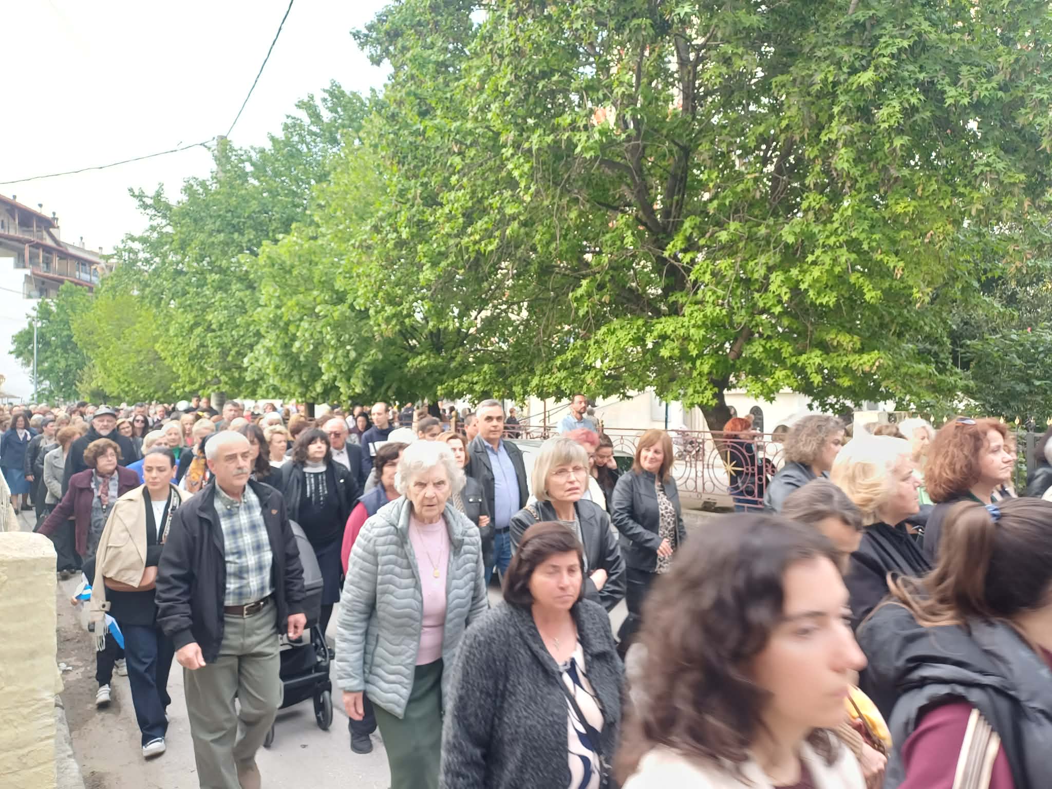Εορταστικό κλίμα με εκατοντάδες πιστούς στη λειτουργία της Ζωοδόχου πηγής στα Ταμπάκια στη Λάρισα (ΦΩΤΟ+video)
