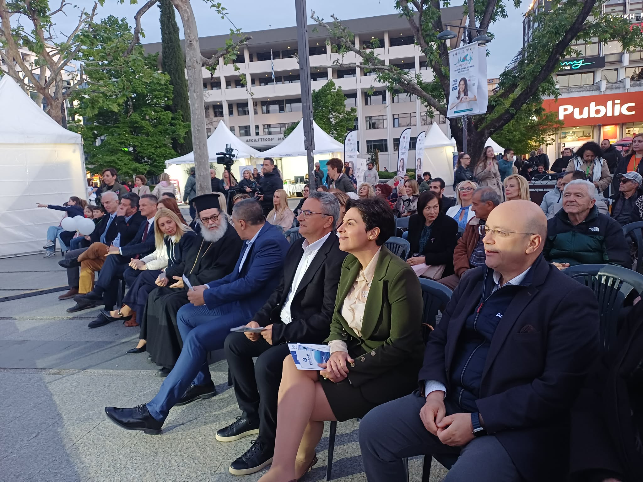 Η Λάρισα άνοιξε μια μεγάλη αγκαλιά  στην κεντρική πλατεία -επίσημη έναρξη του «Μαζί Μια Αγκαλιά 2026» (ΦΩΤΟ+video)