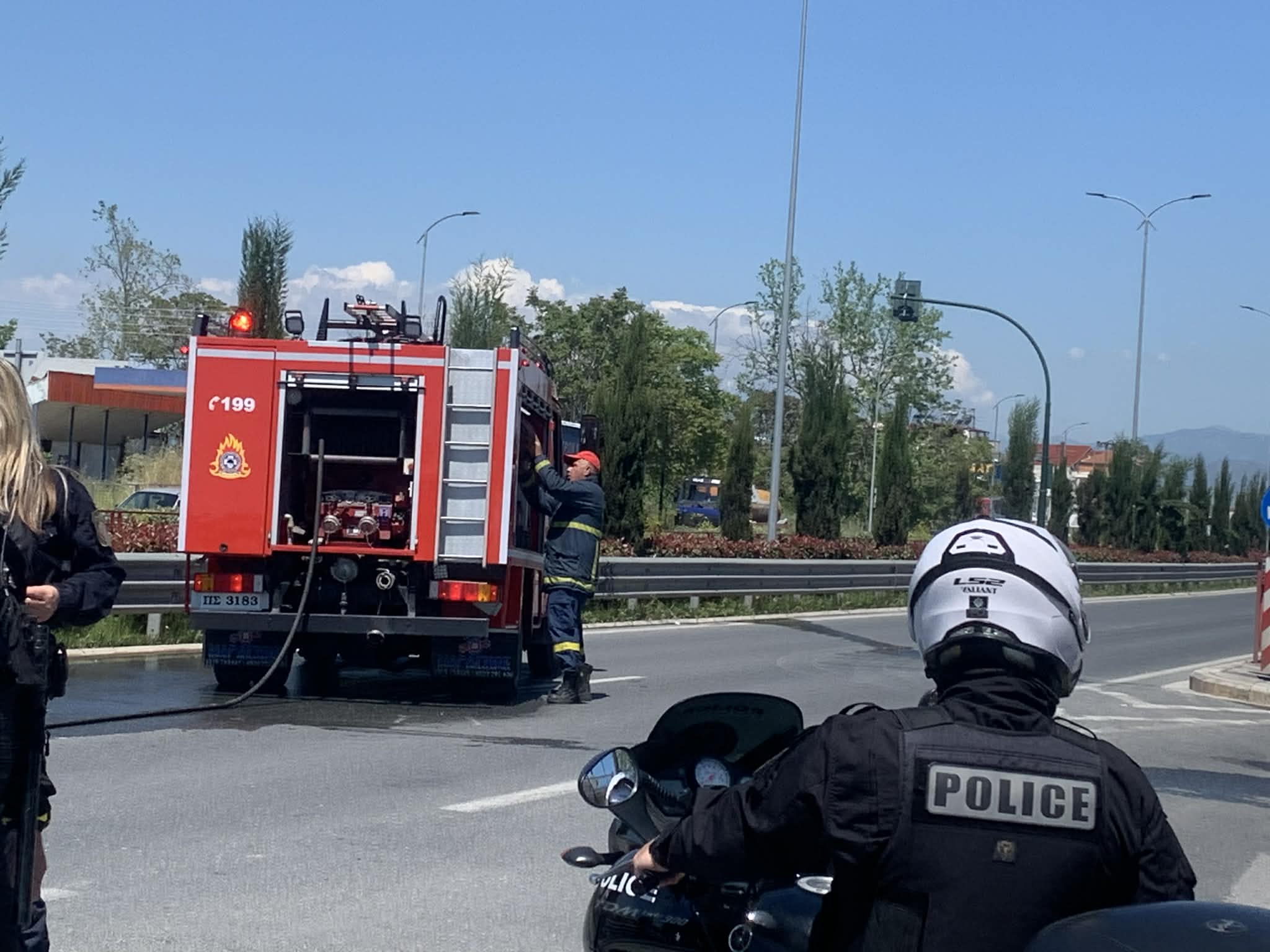 Πανικός στη Λάρισα: Αυτοκίνητο τυλίχτηκε στις φλόγες και κάηκε ολοσχερώς