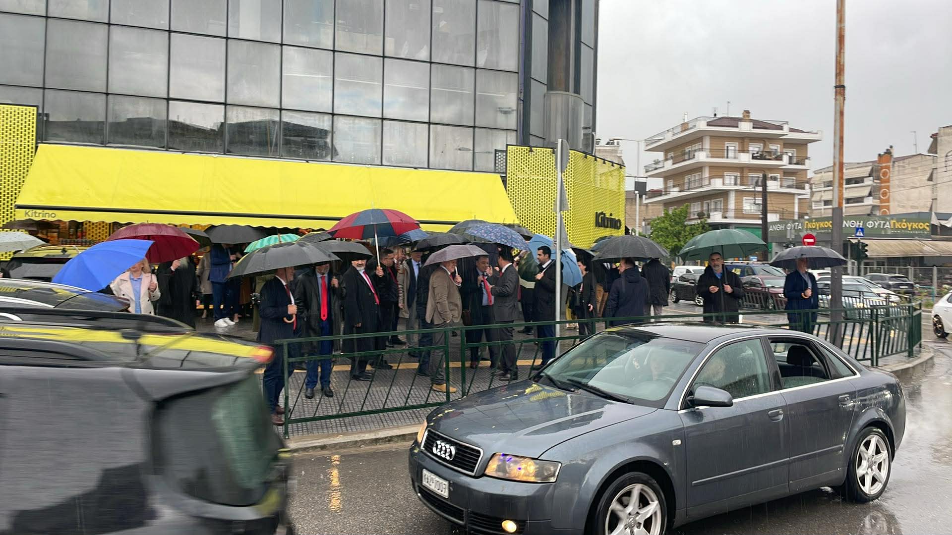 Μ ε έντονη βροχή τα αποκαλυπτήρια του μνημείου για την ελληνική ομογένεια στον κόμβο Βόλου με Ηρώων Πολυτεχνείου (ΦΩΤΟ)