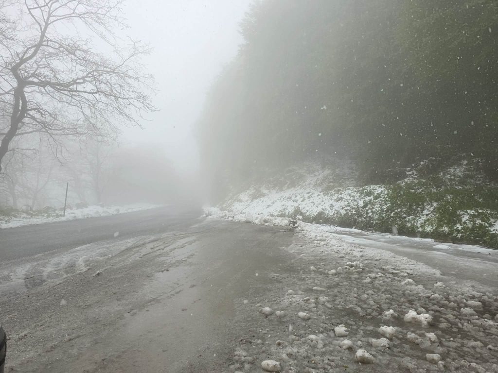 Στα λευκά ντύθηκαν τα Χάνια Πηλίου- έκπληξη για τους επισκέπτες το μαγιάτικο χιόνι (ΦΩΤΟ)