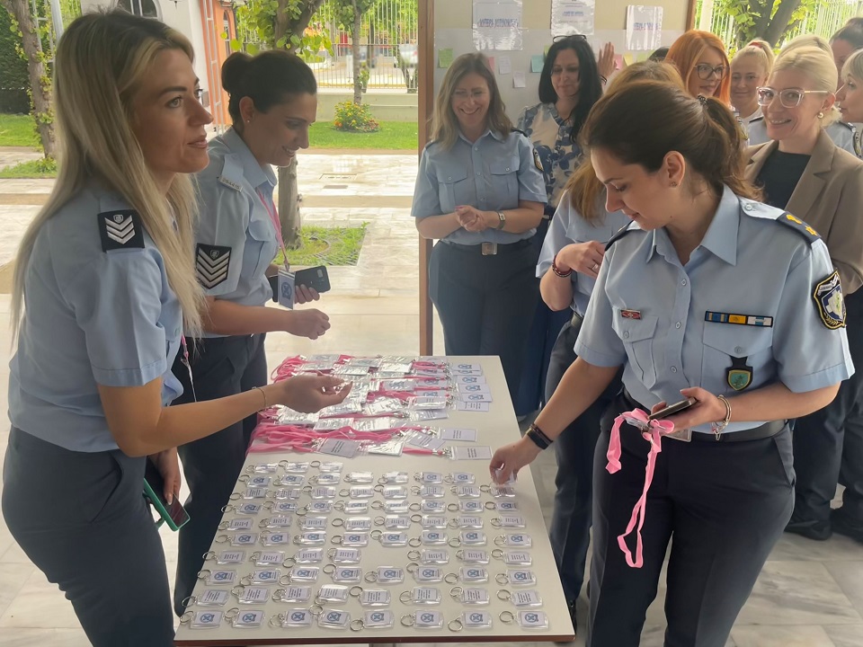 Μια ξεχωριστή εκδήλωση στην είσοδο του Αστυνομικού Μεγάρου Λάρισας για τη γιορτή της μητέρας (ΦΩΤΟ)