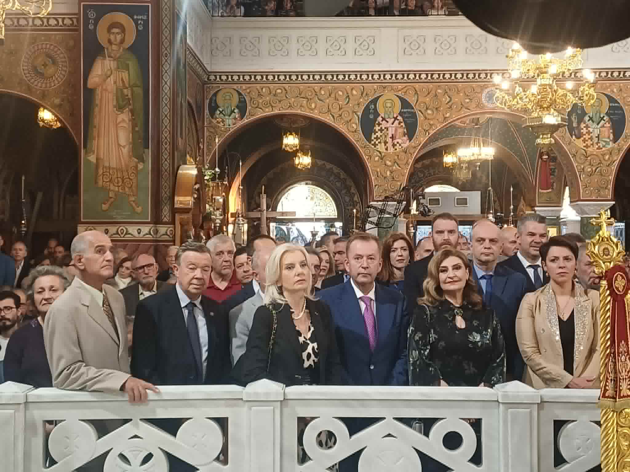 Πλήθη πιστών στις λατρευτικές εκδηλώσεις στον Άγιο Αχίλλιο  με τον πανηγυρικό Αρχιερατικό Εσπερινό (ΦΩΤΟ)