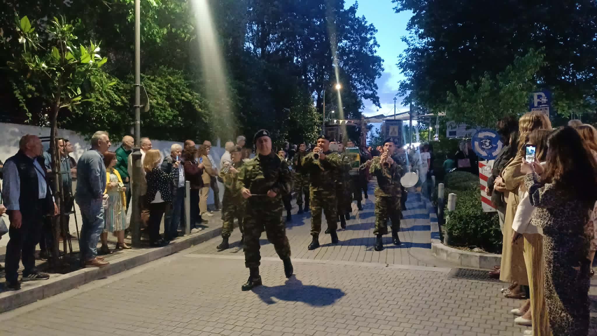 Κορυφώνονται οι λατερευτικές εκδηλώσεις με την πομπή της περιφοράς του λειψάνου του Αγίου Αχιλλίου (ΦΩΤΟ+video)