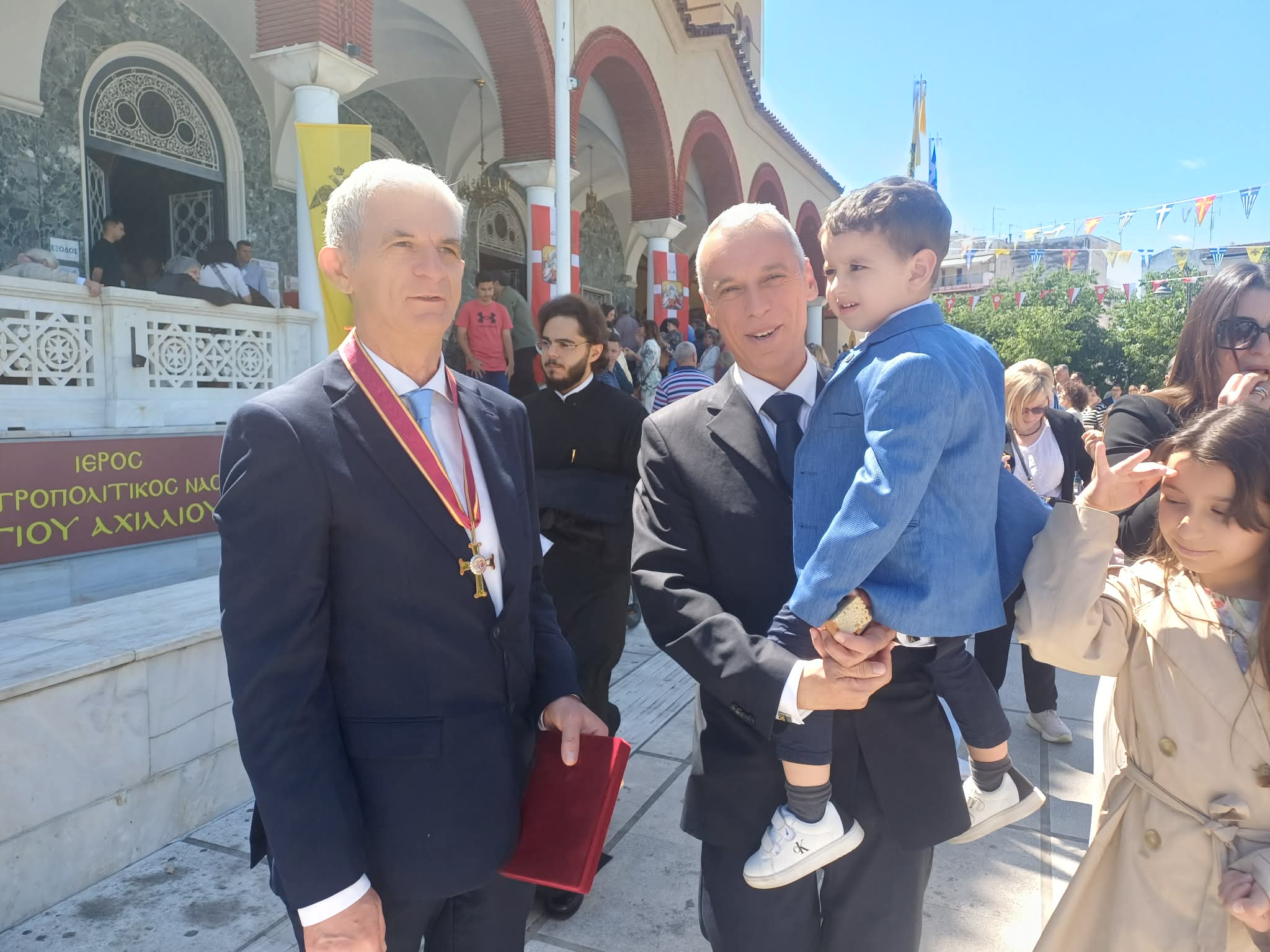 Με τον χρυσό σταυρό του Αγίου Αχιλλίου τιμήθηκε ο διευθυντής δευτεροβάθμιας Λάρισας Νικόλαος Ζέρβας (ΦΩΤΟ)