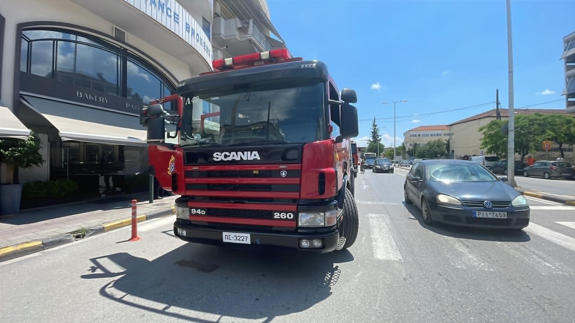 Συναγερμός στην Πυροσβεστική Λάρισας για φωτιά σε στέγη στην Ηρώων Πολυτεχνείου (ΦΩΤΟ)