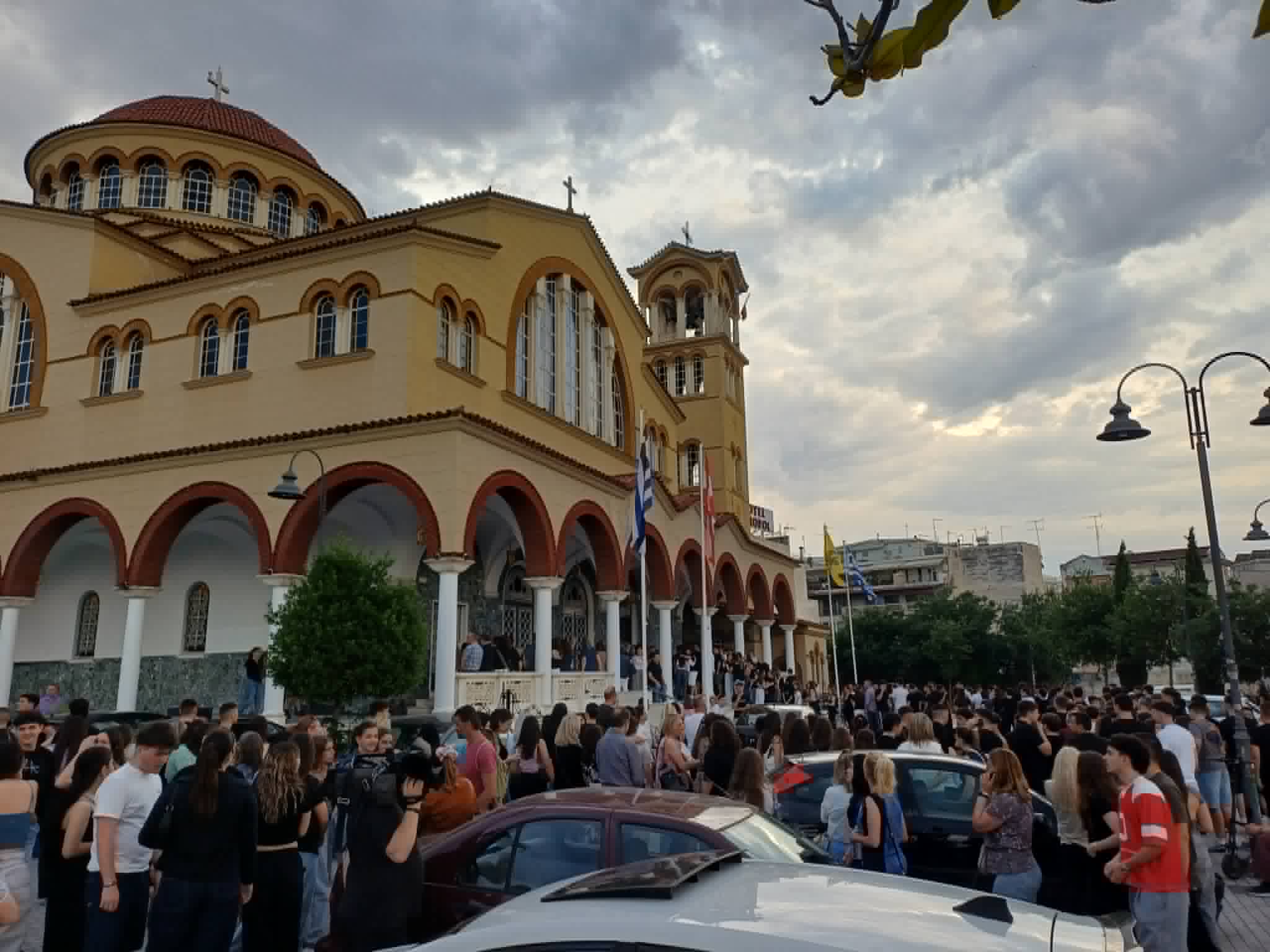 Πλήθος μαθητών και γονέων στην Παράκληση για τις Πανελλαδικές στον Άγιο Αχίλλιο (ΦΩΤΟ)