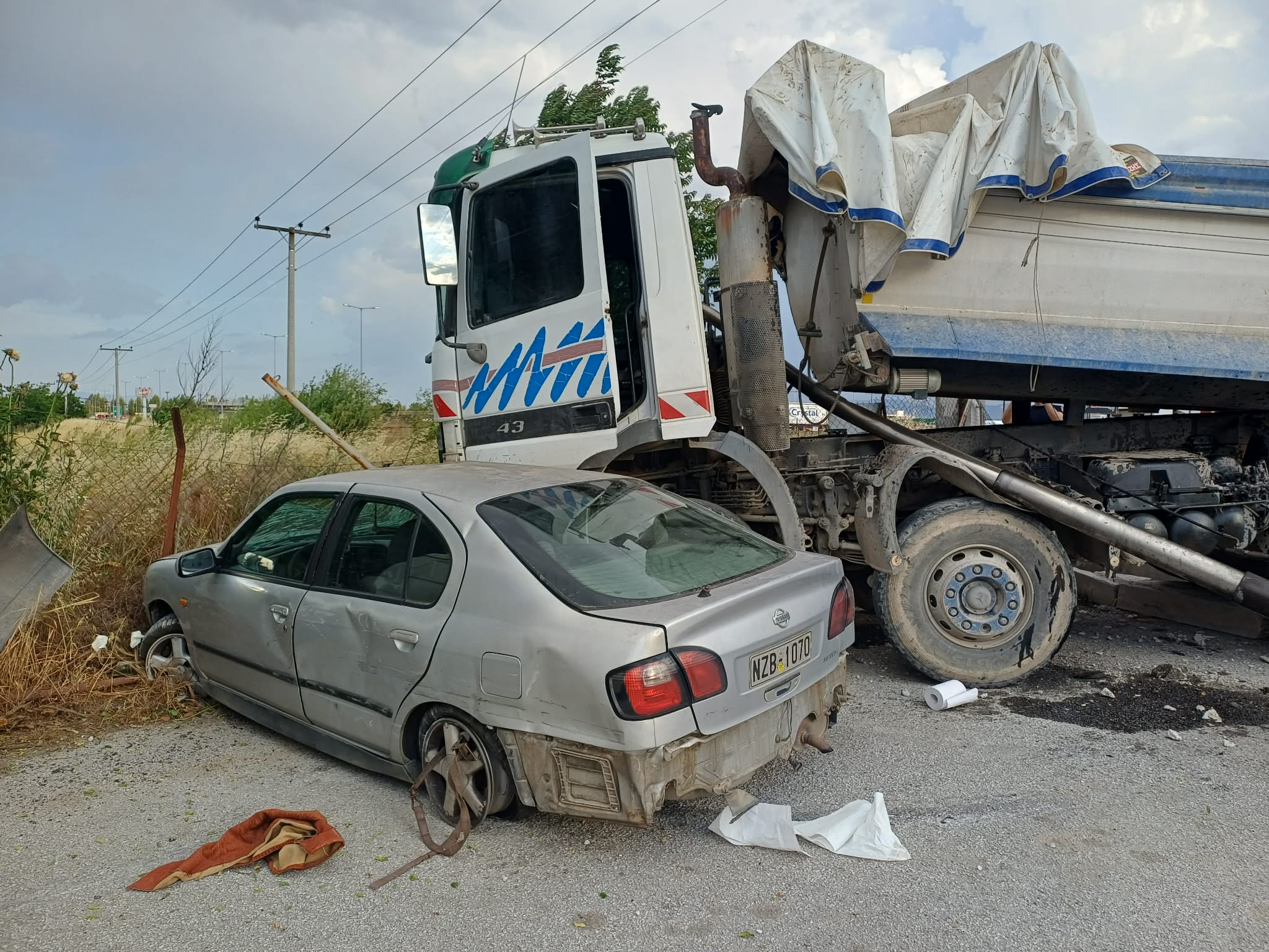 Καρέ-καρέ το σοκαριστικό τροχαίο στην οδό Βόλου – Η στιγμή που το φορτηγό προσκρούει στη γέφυρα (BINTEO)