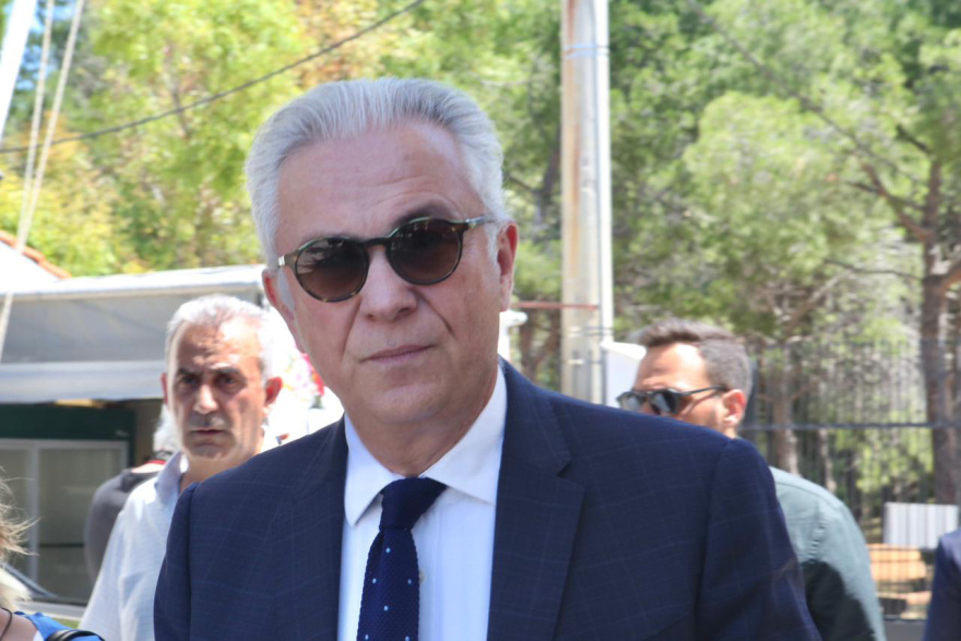 Συντετριμμένη η οικογένεια του Γιώργου Σουφλιά στο τελευταίο αντίο, παρών ο Κυριάκος Μητσοτάκης