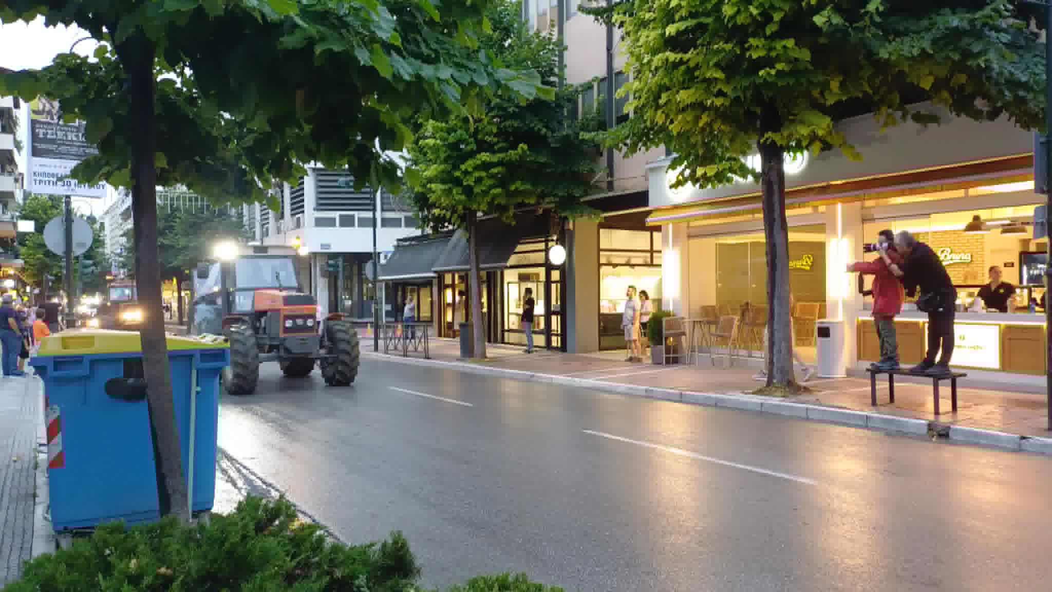 Απόβαση τρακτέρ στην καντρική πλατεία της  Λάρισα: Ζήτησαν να πληρωθούν τις επιδοτήσεις οι αγρότες (ΦΩΤΟ+video)