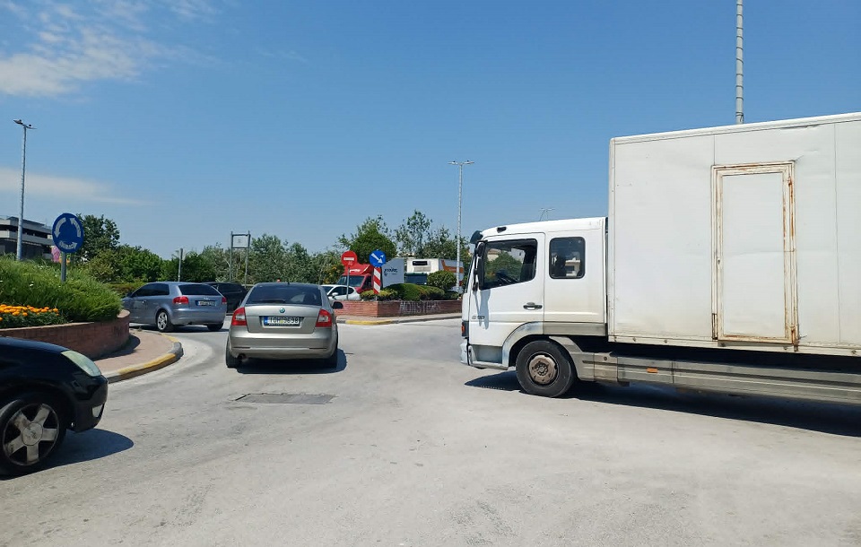 Αναστα΄τωση από τροχαίο στον κυκλικό κόμβο στη γέφυρα Αλκαζαρ- φορτηγό συγκρούστηκε με ΙΧ (ΦΩΤΟ)