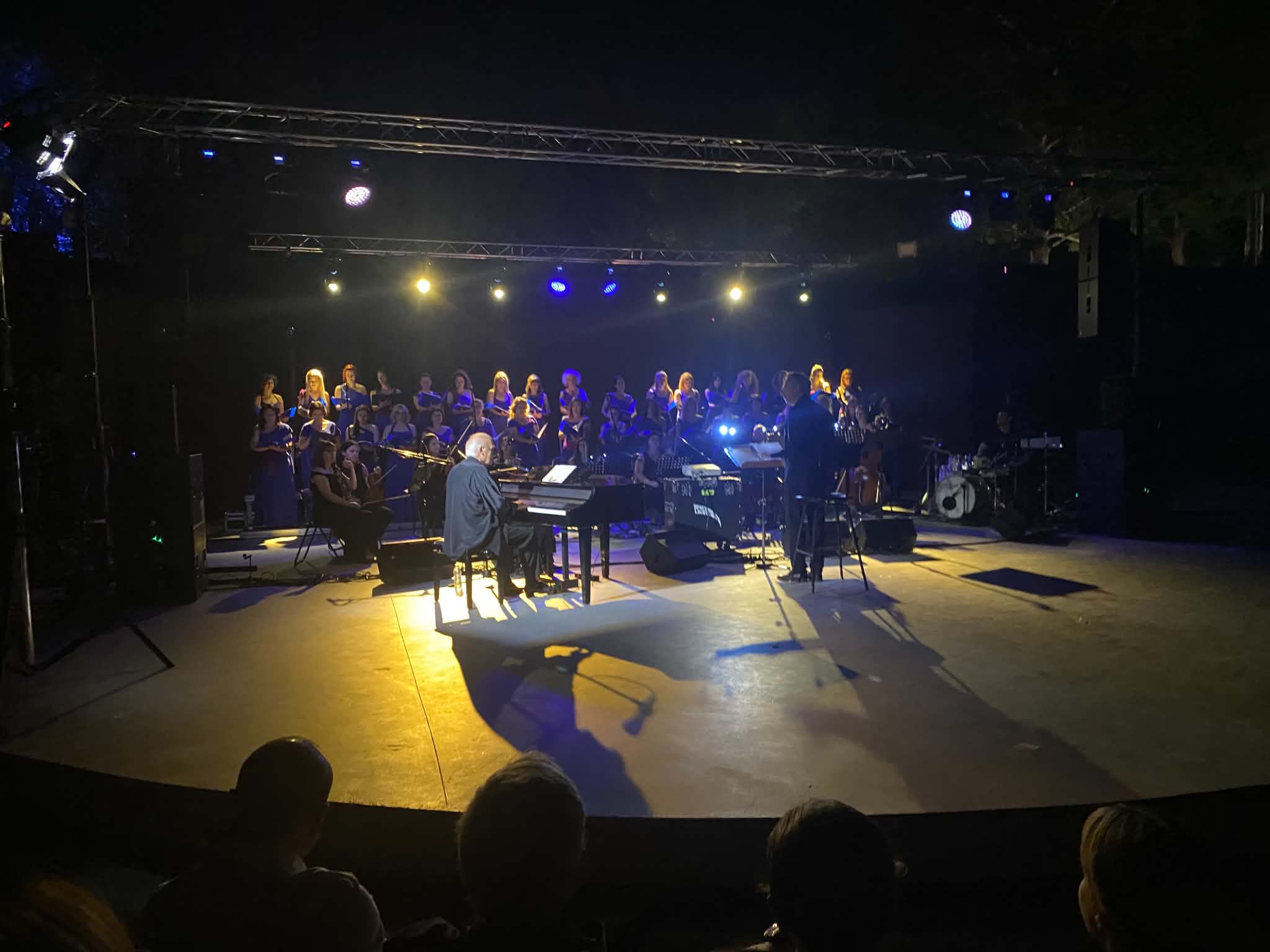 Ταξίδεψε σε αξε΄χαστα μουσικα΄μονοπάτια ο Γιώργος Χατζηνάσιος τους Λαρισαίους στο Κηποθέατρο (ΦΩΤΟ+video)
