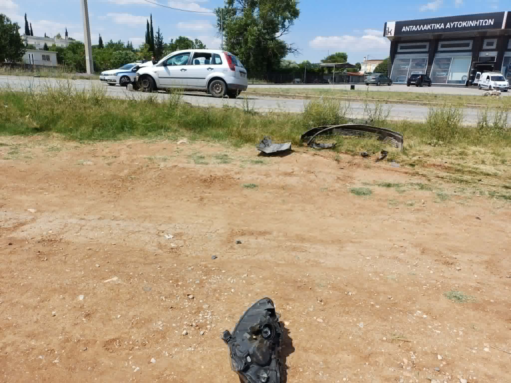 Τροχαίο στην περιφερειακή Τρικάλων στη Λάρισα με 4 τραυματίες (ΦΩΤΟ)